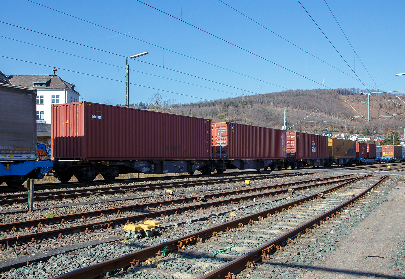 Sechsachsiger Drehgestell-Gelenk-Containertragwageneinheit, 37 80 4961 855-6 D-ERR, der Gattung Sggmrss 1, der ERR European Rail Rent GmbH (Duisburg) am 24.03.2021 im Zugverband bei der Durchfahrt in Niederschelden an der Siegstrecke (KBS 460) in Richtung Köln.

Diese Gelenkwagen mit sechs Radsätzen sind für den Transport von Großcontainern und Wechselbehältern vorgesehen. Auf den Außenlangträger des Wagens befinden sich für jede vorgesehene Ladeposition feste und klappbare Aufsetzzapfen zum Festlegen der Ladungseinheiten (gemäß UIC- Merkblatt 592-1 und 2) in verschiedenen Kombinationen.

Das aus zwei Wagenhälften bestehende Untergestell ist eine verwindungsweiche, geschweißte Rahmenkonstruktion aus Walz- und Blechprofilen, gebildet aus den Kopfstücken, den Hauptquerträgern und den äußeren Langträgern. In der Wagenmitte befindet sich eine Übersteigmöglichkeit.

TECHNISCHE DATEN:
Spurweite: 1.435 mm
Länge über Puffer: 29.590 mm
Drehzapfenabstand: 2 x 11.995 mm
Achsabstand in den Drehgestellen: 1.800 mm
Drehgestelle: 3 x Y25Lss1-K
Laufraddurchmesser: 920 mm (neu)
Ladelänge: 2 x 13.820 mm
Höhe der Ladeebene über S.O.: 1.155 mm
Eigengewicht: 27.000 kg
Max. Zuladung bei Lastgrenze S: 108,0 t (ab Streckenklasse D)
Max. Zuladung bei Lastgrenze SS: 93,0 t (ab Streckenklasse C)
Max. Geschwindigkeit: 100 km/h (Lastgrenze SS und leer 120 km/h)
Kleinster befahrbarer Gleisbogen: R 75 m 
Bremse: 2 x KE-GP-A  (K)
Bremssohle: Cosid 810
Feststellbremse: Ja (100 %)
Verwendungsfähigkeit: TEN_GE

Bedeutung der Gattung Sggmrss:
S = Flachwagen mit Drehgestellen in Sonderbauart
gg = für die Beförderung von Containern mit einer Gesamtlänge
über 60 Fuß geeignet
m = Ladelänge >= 15 m und < 18 m
r = Gelenkwagen
ss = zugelassen für Züge bis zu 120 km/h