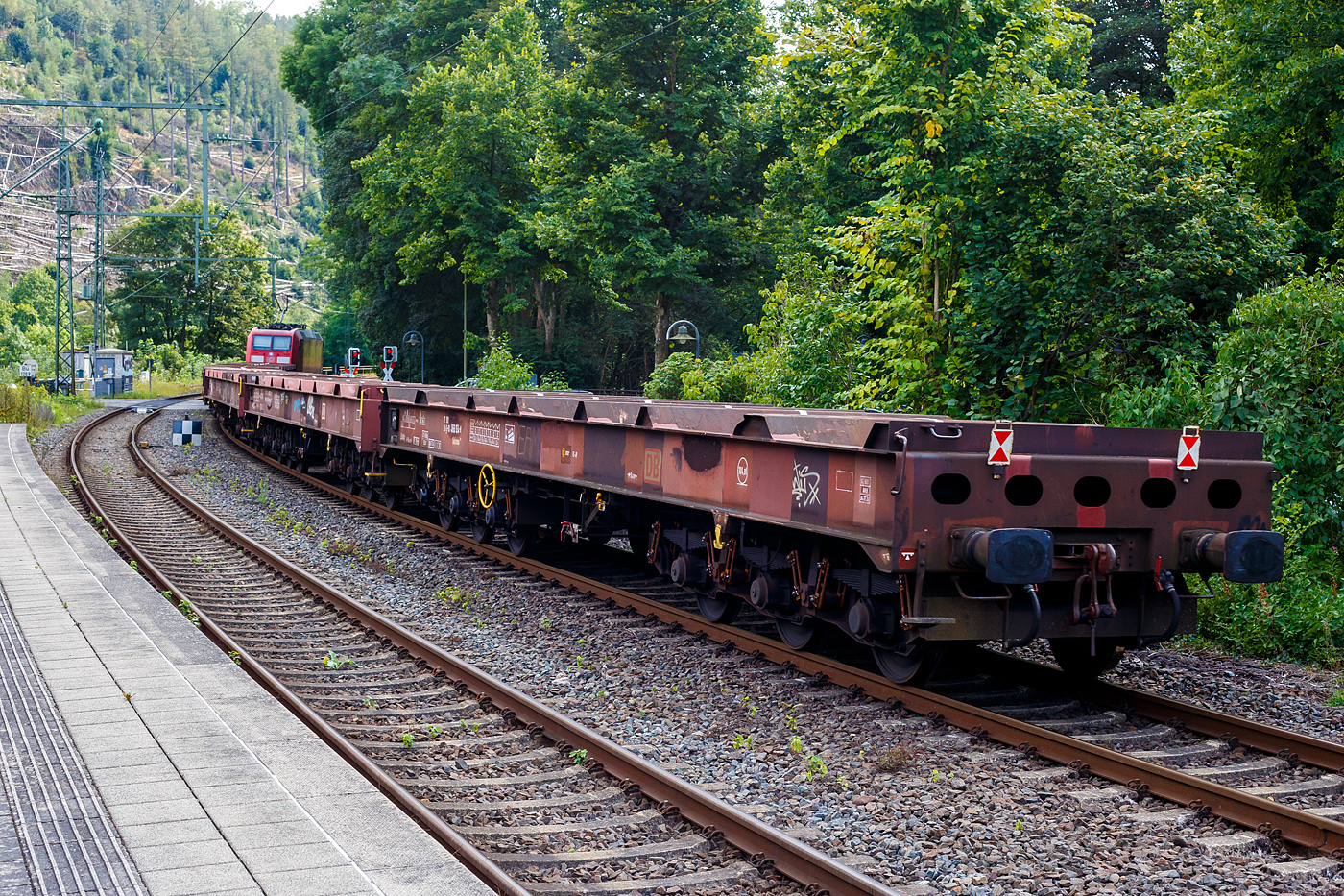 Sechsachsiger Drehgestellflachwagen, mit Lademulden für Coiltransporte (Blechrollen), 31 80 4868 034-8, der Gattung Sahmms 711, der DB Cargo AG, 20 August 2024 im Zugverband bei der Durchfahrt in Kirchen/Sieg.

Der Wagen ist speziell für die Beförderung schwerer nicht witterungsempfindlicher Blechrollen geeignet. Das Untergestell besteht aus zwei durchgehenden äußeren Langträgern aus St 52, die durch die beiden Hauptquerträger - eine Schweißkonstruktion aus St 52-Blechen - und weiteren Walzprofilträgern verbunden sind. Es ist für eine Belastung entsprechend 22,5 t Radsatzlast ausgelegt. Alle Querträger sind sattelförmig angeordnet, mit geleichterten Stegblechen verbunden und bilden 7 Lademulden. Die Mulden selbst bestehen aus 8 mm dicken Stahlblechen und haben im oberen Bereich eine Neigung von 45° und im unteren Bereich für Blechrollen kleineren Durchmessers eine Neigung von 30°. Die vom Boden aus bedienbare Feststellbremse wirkt auf ein Drehgestell.

TECHNISCHE DATEN:
Spurweite: 1.435 mm (Normalspur)
Anzahl der Achsen: 6 in zwei Drehgestellen
Länge über Puffer: 16.400 mm
Drehzapfenabstand: 9.400 mm
Achsabstand im Drehgestell: 3.400 (2 × 1.700) mm
Drehgestell Bauart: 714
Ladelänge: 14.920 mm
Ladebreite in den Mulden: 2.455 mm
Max. Coil-Ø: 2.500 mm
Höchstgeschwindigkeit: 100 km/h (beladen) /120 km/h (leer)
Max. Zuladung bei Lastgrenze S (intern.): 74,0 t (ab Streckenklasse D) / auf 
DB Netz Streckenklasse CE 89,1 t (max.100 km/h)
Max. Tragfähigkeit: 104 t (bauartspezifische Tragfähigkeit)
Eigengewicht: 30.650 kg
Kleinster bef. Gleisbogenradius: R 75 m
Bauart der Bremse: KE-GP (LL)
Bremssohle: IP 116
Feststellbremse: Ja, wirkt auf ein Drehgestell.
Intern. Verwendungsfähigkeit: RIV
