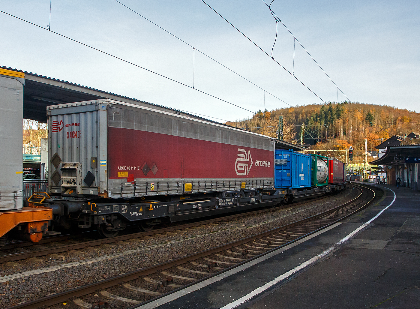 Sechsachsiger Gelenk-Taschenwagen (Doppeltaschenwagen T3000e), 37 85 4956 461-5 CH-TXL, der Gattung Sdggmrss, der TX Logistik AG (Troisdorf), am 22 November 2023 im Zugverband bei der Durchfahrt in Betzdorf (Sieg), hier beladen mit einem Sattelanhängern und zwei 20´-Containern. Die TXL gehört seit 2017 zu 100 Prozent der Mercitalia Gruppe, einer Tochtergesellschaft der Ferrovie delle Stato Italiane.

Diese Wagen vom Typ T3000e wurde von Tatravagónka a.s. in Poprad (Slowakei) ab 2015 gebaut, die Entwicklung und Konstruktion ist von der Ferriere Cattaneo SA in Giubiasco (Schweiz). Baugleiche Wagen sind auch bei anderen Halteren im Einsatz, die jeweils die Gattungskennzahl 4956 haben. Mögliche Ladeeinheiten sind zwei kranmanipulierbare Sattelaufliegern oder alternativ bis zu vier Wechselbrücken und/oder Container. Dafür besitzt der Wagen einen dreifach verstellbaren Stützbock sowie für die Ladungseinheiten feste und klappbare Aufsetzzapfen auf den Langträgern. Das maximale Zuladegewicht beträgt für Sattelauflieger 2 × 40 t; die Basishöhe liegt bei 270 mm über SO.

TECHNISCHE DATEN:
Spurweite: 1.435 mm
Länge über Puffer: 34.200 mm
Drehzapfenabstand: 2 x 14.200 mm
Achsabstand in den Drehgestellen: 1.800 mm
Laufraddurchmesser: 920 mm (neu) / 860 mm (abgenutzt)
Ladelänge: 2 × 16.185 mm
Eigengewicht: 35.000 kg
Max. Zuladung bei Lastgrenze S: 100,0 t (ab Streckenklasse D)
Max. Zuladung bei Lastgrenze SS: 85,0 t (ab Streckenklasse C)
Max. Geschwindigkeit: 100 km/h (bei Lastgrenze S) / 120 km/h (bei Lastgrenze SS und leer)
Kleinster befahrbarer Kurvenradius: R 75 m (R 150 m im Zugverband)
Intern. Verwendungsfähigkeit: TEN – GE