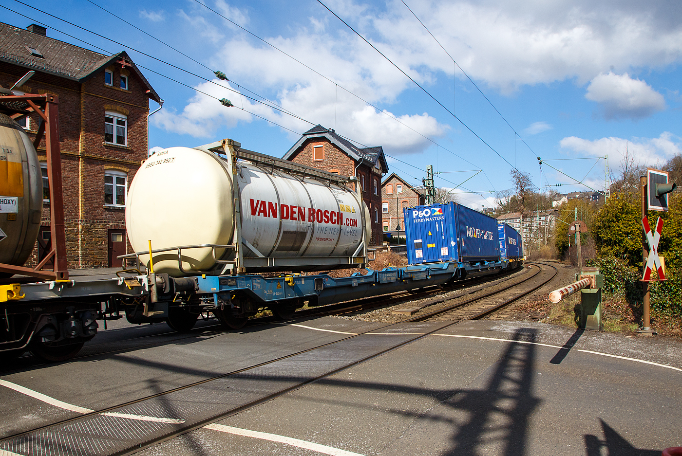 Sechsachsiger Gelenk-Taschenwagen (Doppeltaschenwagen Typ T3000e in Gelenkbauart), 37 80 4956 543-5D-VTGCH, der Gattung Sdggmrss, der VTG Schweiz GmbH (ex NACCO), am 19.03.2021 bei einer Zugdurchfahrt im Zugverband in Kirchen (sieg).

Der Wagen wurde von Tatravagónka a.s. in Poprad (Slowakei) gebaut, die Entwicklung und Konstruktion ist von der  Ferriere Cattaneo SA in Giubiasco (Schweiz). Die Fabrikschilder kann man links am Wagenende erkennen.

Diese Güterwagen sind zum Transport von kranmanipulierbaren Sattelaufliegern und genormten Wechselbehältern / Containern an allen europäischen Eisenbahnstrecken mit Normalspurweite bestimmt, auch bekannt als intermodaler Verkehr.

Technische Daten:
Spurweite: 1.435 mm
Länge über Puffer:34.200 mm
Drehzapfenabstand: 2 x 14.200 mm
Radsatzstand in den Drehgestellen: 1.800 mm
Eigengewicht: 34.300 kg
Max. Zuladung bei Lastgrenze S: 100,0 t (ab Streckenklasse D)
Max. Zuladung bei Lastgrenze SS: 85,0 t (ab Streckenklasse C)
Max. Geschwindigkeit: 100 km/h (Lastgrenze SS und leer 120 km/h)
Ladelänge: 2 x 16.100 mm
Ladehöhe (für Container): 1.155 m
Nutzbare Länge des Raums zwischen den Schutzträger: 10.490 mm
Raumbreite zwischen Längsträgern: min. 2.700 mm
Kleinster befahrbarer Gleisbogen: R = 75 m
Drehgestelle: 1x Y25Ls(s)i1f und 2 x Y25Lssi1-K
Bremse: 2 x DK-GP-A (K), max. 108 t
Bremssohle: Jurid 816 M
Handbremse: Ja, auf das mittlere Drehgestell
Intern. Verwendungsfähigkeit: TEN - GE