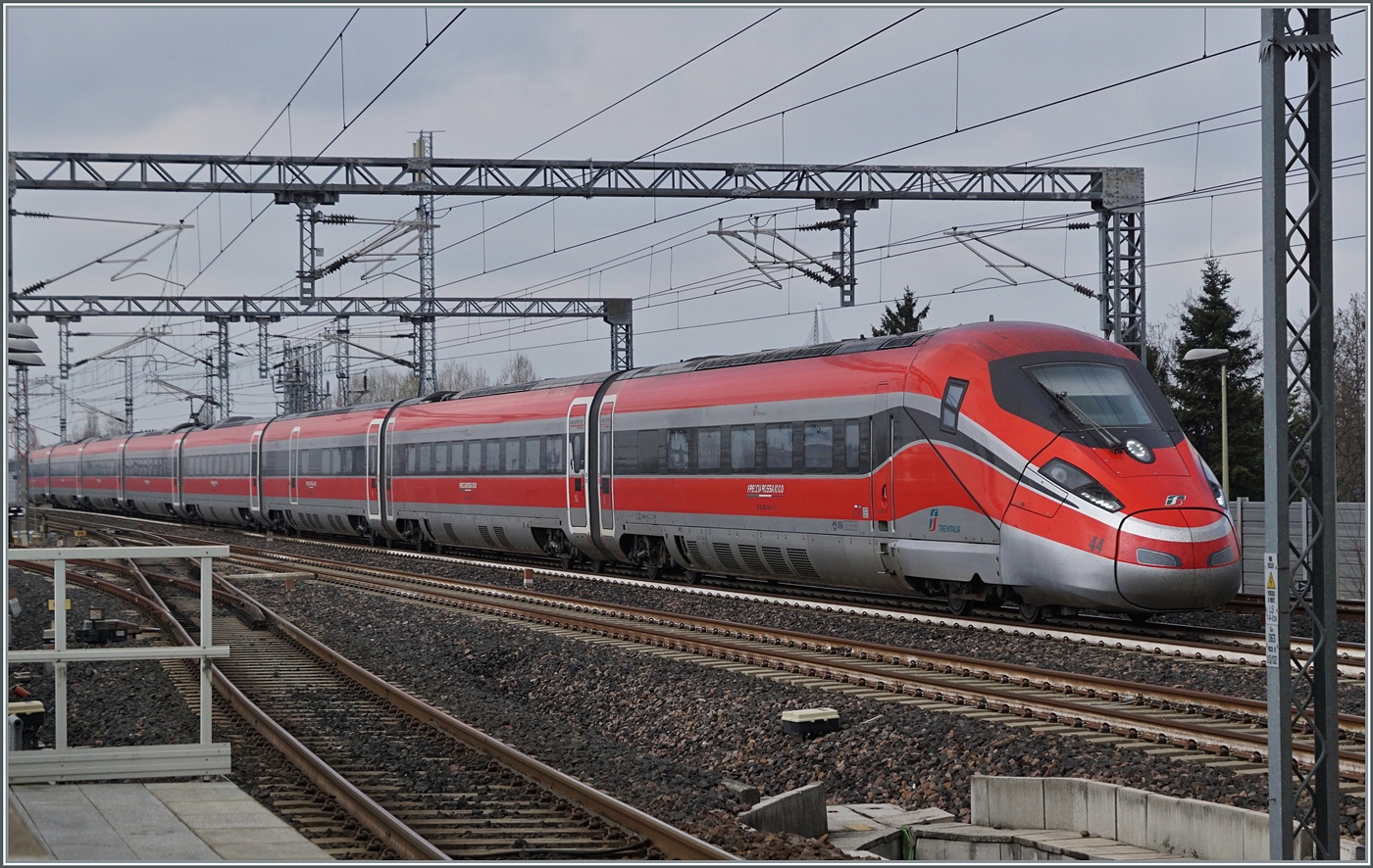 Sehr sehr schnell saust der FS Trenitalia ETR 400 044  Frecciarossa 1000  bei der Station Reggio Emilia AV südwärts. Mit relativ grosser Wahrscheinlichkeit handelt es sich hier um den Trenitalia Frecciarossa 9627 von Milano Centrale (ab 11:58) nach Roma Termina (an 15:10) 

14. März 2023