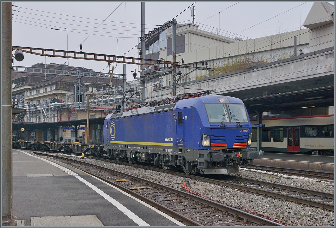 Seit einiger Zeit kann ich mich ja nicht mehr über einen Mangel an Vecrton-Loks in unserer Gegend beklagen, aber eine so schöne blaue Lok lohnte dann doch ein Bild: die 193 046 (91 80 6193 046-0 D-DISPO) wartet in Lausanne mit einem Güterzug auf die Weiterfahrt in Richtung St-Maurice.

19. Jan. 2026