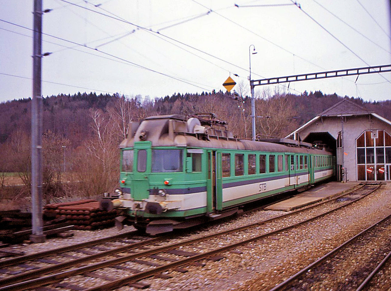 Sensetalbahn 103, der einstige ABDZe4/6 736 von 1938 vor dem Depot Laupen. Man beachte die abgerundeten Fensterecken, im Gegensatz zur Originalform. 1985 gelangten die drei ABDZe4/6 der BLS-Gruppe zur Sensetalbahn. 4.Januar 1991