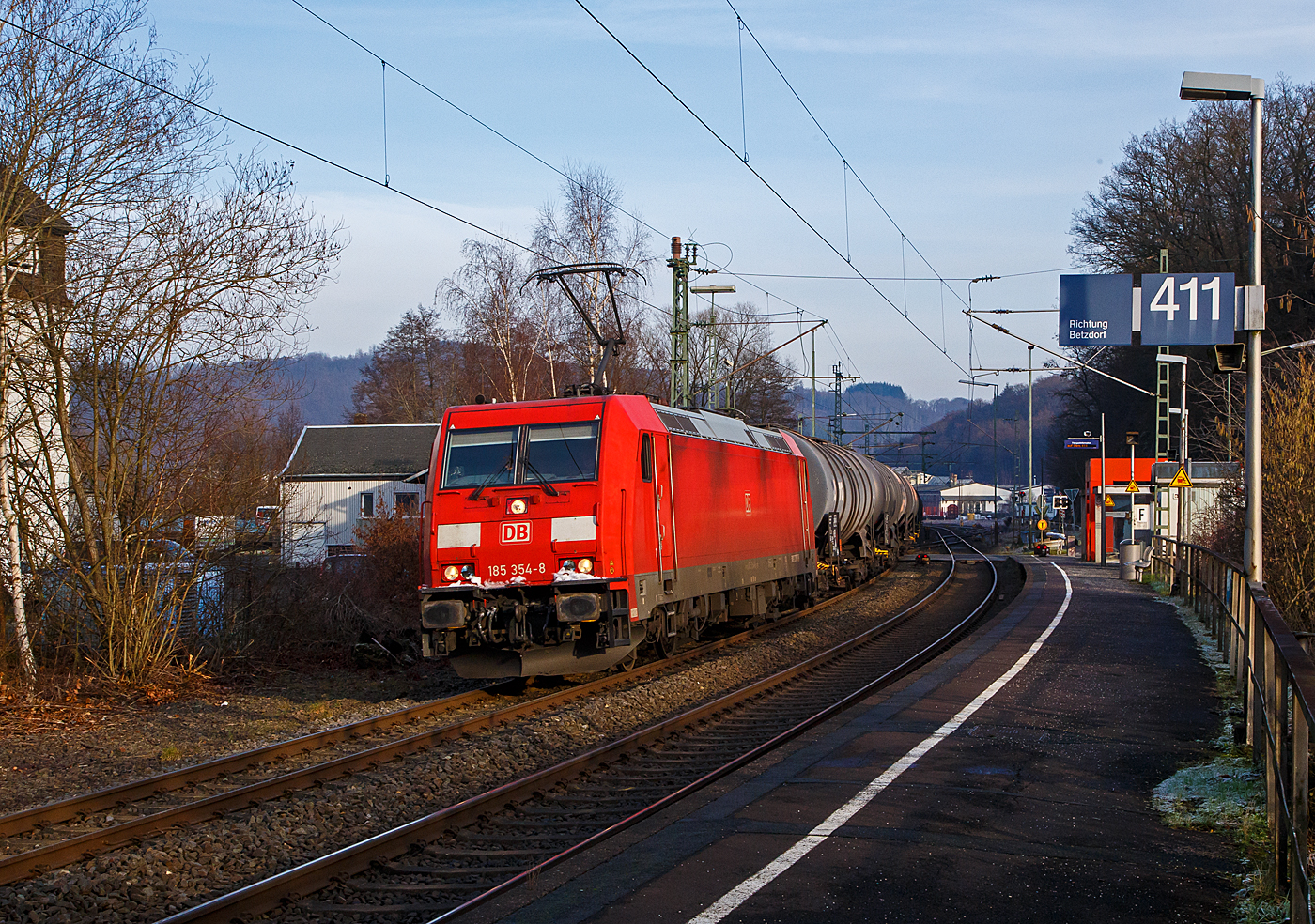 Sie führt sogar etwas Schnee mit sich....
Die 185 354-8 (91 80 6185 354-8 D-DB) der DB Cargo AG fährt am 18.01.2023 einen Kesselwagenzug durch Scheuerfeld (Sieg) in Richtung Köln.

Die TRAXX F140 AC 2 wurde 2008 bei Bombardier in Kassel unter der Fabriknummer 34260 gebaut. Sie hat die EBA-Nummer EBA 03J15A 137.