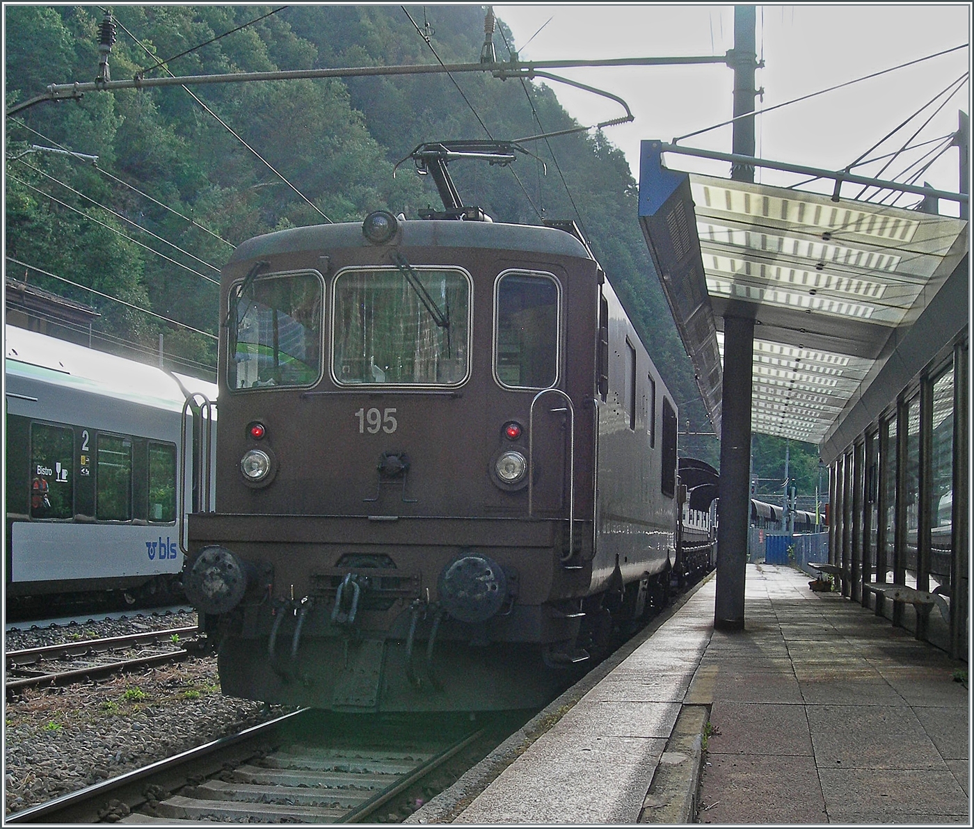 So ungeschickt das Gegenlicht, so erfreulich, dass die BLS Re 4/4 weiterhin im Einsatz ist! auch an diesem Samstag fährt die BLS auf Autotunnelstrecke Brig - Iselle im Stundentakt.
Das Bild zeigt die BLS Re 4/4 195 bei der Ankunft in Iselle. Für dieses Bild musste ich meine klein Knipse (Jahrgang 2008!) durch den Zaun schieben, um zu diesem Bild zu kommen. 

17. August 2024