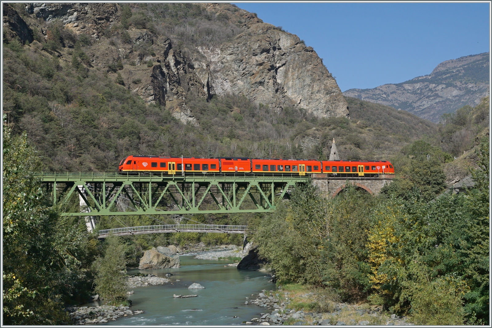 Sozusagen zwischen dem Mont Blanc und dem Matterhorn liegt das Aostatal und dort ist etwa auf halbem Weg zwischen Chatillon Saint Vincent und Verres ein bimodularer FS Trenitalia BUM BTR 813 als RV VdA 2722 von Aosta nach Torino Porta Nuova nach Aosta unterwegs und überquert bei Borgo den Fluss Dora Baltea. Die Brücke vor gut einem Monat entdeckt, fand ich dann bei der Suche nach einer Fotostelle rasch die Möglichkeit, am Ortsrand das kleinen Dorfes von Borgo eine Stelle zu finden. Erst vor Ort aber zeigte sich, dass die Vegetation weit mehr zugelegt hatte als mir lieb war und ich meine Fotostelle etwas Süden auf eine Brücke verlegen musste. Was das Bild nicht zeigt ist links ein Wasserkraftwerg und rechts die Autobahn.

11. Oktober 2023