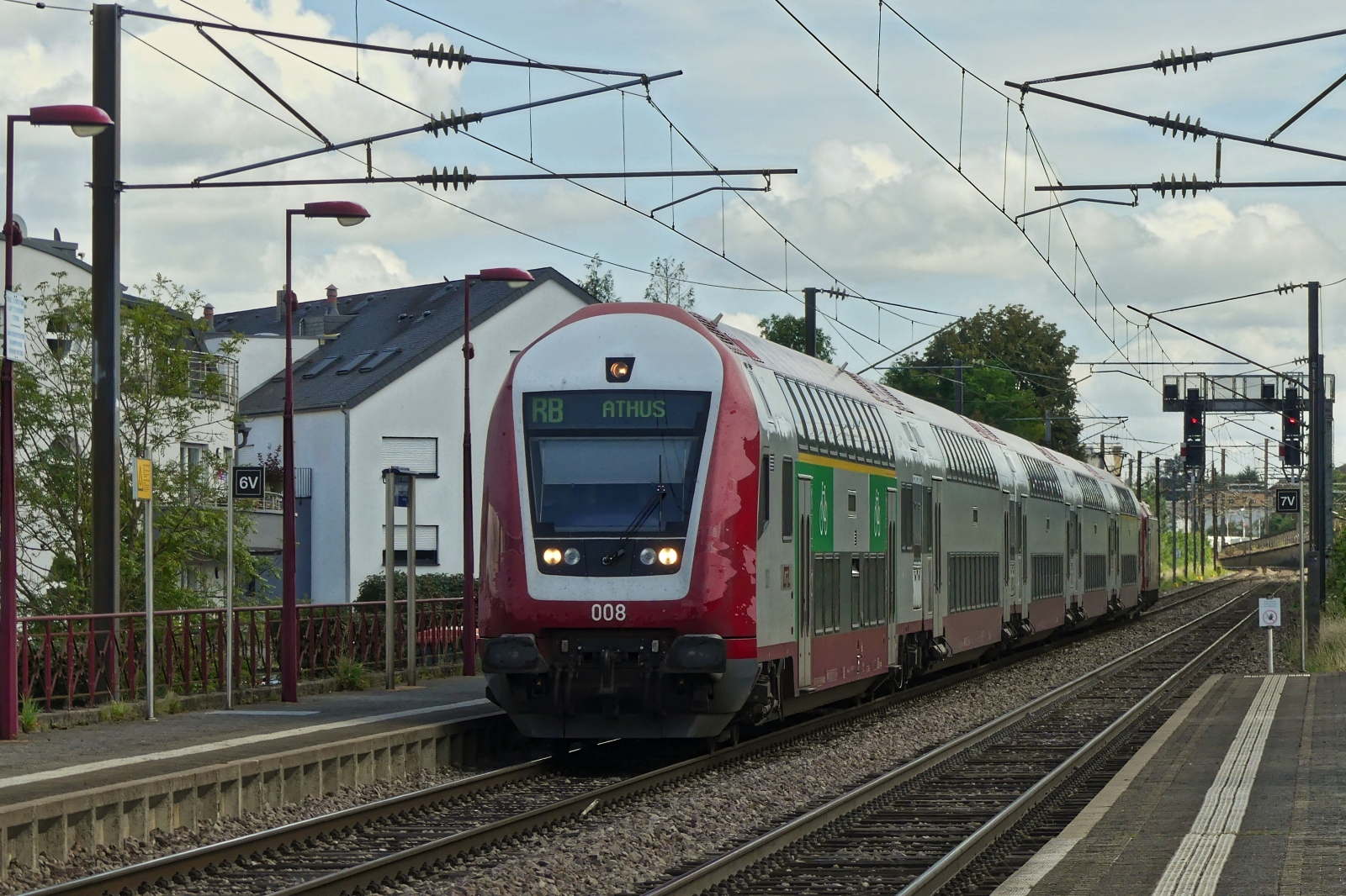 Steuerwagen 008 vorraus, geschoben von CFL Lok 4002, aus der Stadt Luxemburg kommend, fhrt in die Haltestelle Lamadelaine ein. 08.08.2024.
Kurz vor dem Bahnhof von Petange vereinigen sich die Strecken aus Richtung Luxemburg ber Hollerich, sowie die Strecke ber Esch Alzette. Bis zum 15.09.2024 ist das Teilstck Bettembourg bis zum Bahnhof in Luxemburg wegen Bauarbeiten noch gesperrt
