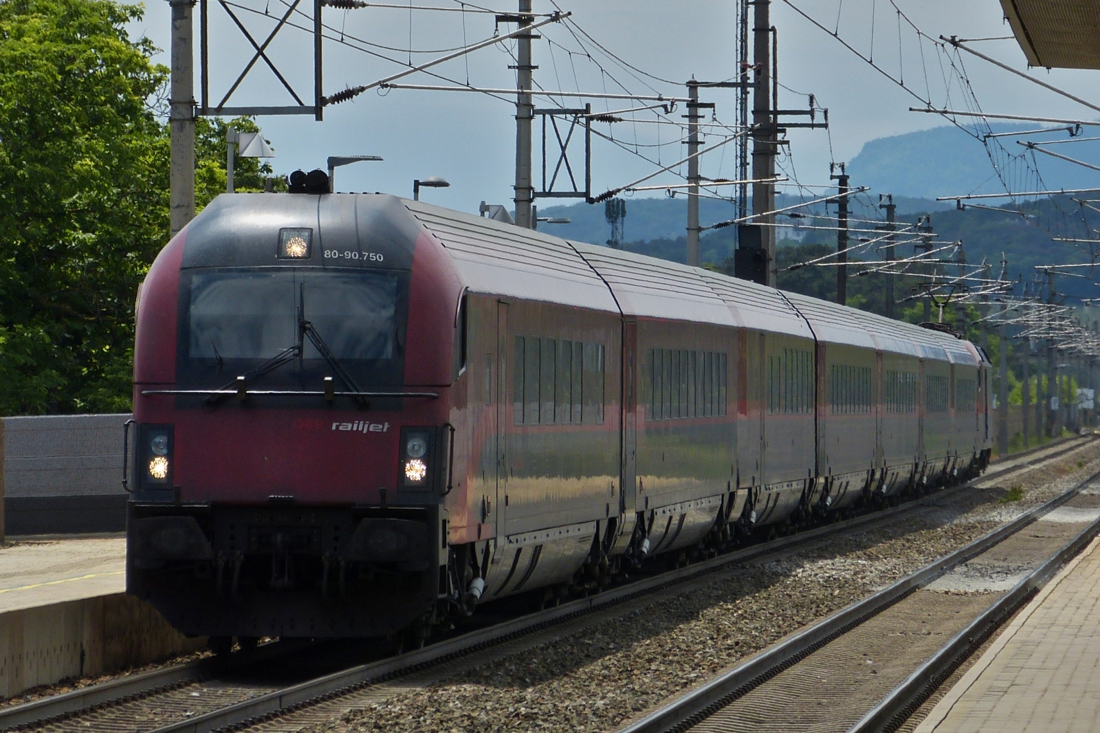 Steuerwagen 80-90 750 voraus braust der Raljet, geschoben von 1116 250, durch die Haltestelle von Wien-Baden in Richtung Wiener Hauptbahnhof. 03.06.2023