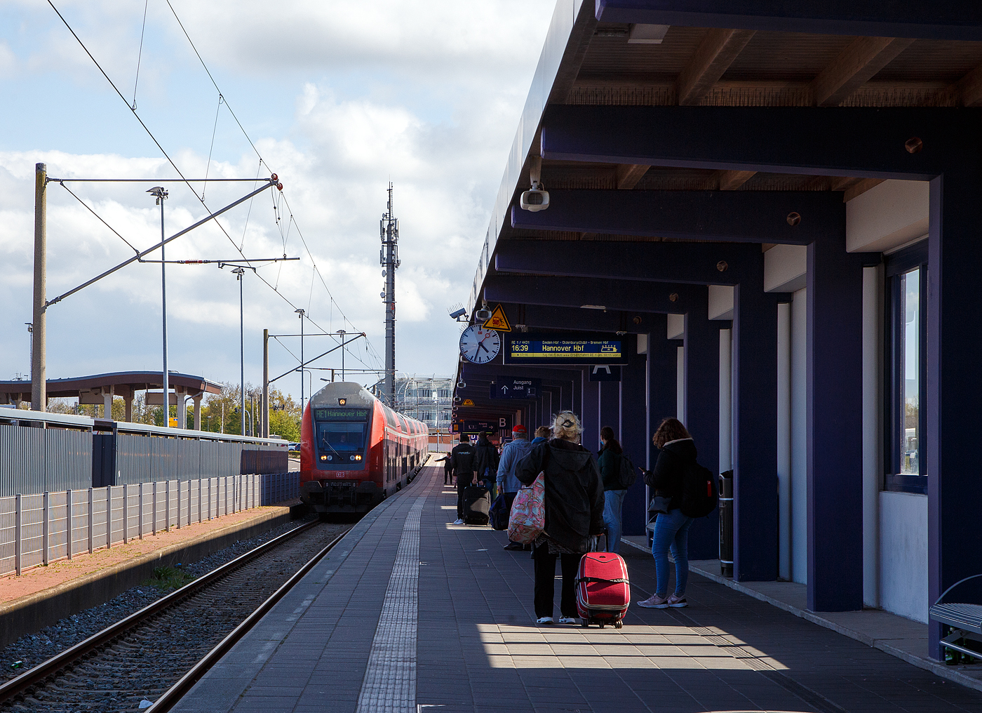 Steuerwagen voraus erreicht der RE 1 (Norddeich Mole – Emden - Oldenburg – Bremen – Hannover) Bahnhof Norddeich Mole in Ostfriesland am 30 April 2022. Der Zug bestand aus 7 Doppelstockwagen  und der 146 218-3 der DB Regio Nord.