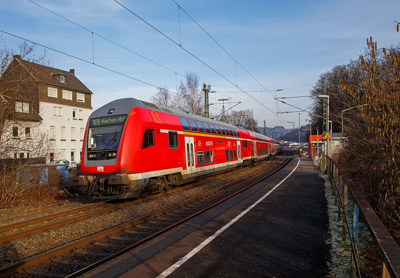 Steuerwagen voraus rauscht der RE 9 rsx - Rhein-Sieg-Express (Siegen – Köln – Aachen) am 18.01.2023 durch den Bahnhof Scheuerfeld (Sieg).

Vorne der klimatisierte 1./2. Klasse Doppelstock-Steuerwagen (DoSto-Steuerwagen) ist der D-DB 50 80 86-81 118-1 der Gattung DABpbzfa 767.3, vom rsx - „Rhein-Sieg-Express“ der DB Regio NRW der DB Regio NRW. Dieser wurde 2010 von Bombardier im Werk Görlitz gebaut für den „Rhein-Sieg-Express“ der DB Regio NRW. Von der Bauart 767.3 gibt es auch nur 2 Stück diesen und d.en 119-9 beide sind beim Rhein-Sieg-Express (RE 9) im Einsatz. 

TECHNISCHE DATEN:
Hersteller: Bombardier Werk Görlitz, ex Deutsche Waggonbau AG (DWA)
Spurweite: 1.435 mm
Länge über Puffer: 27.270 mm
Wagenkastenlänge: 26.660 mm
Wagenkastenbreite: 2.784 mm
Höhe über Schienenoberkante: 4.631 mm
Drehzapfenabstand: 20.000 mm
Achsstand im Drehgestell: 2.500 mm
Drehgestellbauart: Görlitz VIII
Leergewicht: 53 t
Höchstgeschwindigkeit: 160 km/h
Bremsbauart: KE-PR-A-Mg-mZ (D)
Sitzplätze: 38 (1.Klasse) / 41 (2. Klasse) 
Toiletten: 1, behindertengerecht, geschlossenes System
Bemerkungen: 2 Mehrzweckabteil, 1 Dienstraum, uneingeschränkt dieselloktauglich

Schublok war die 111 168-1 (91 80 6111 168-1 D-DB) der DB Regio NRW.