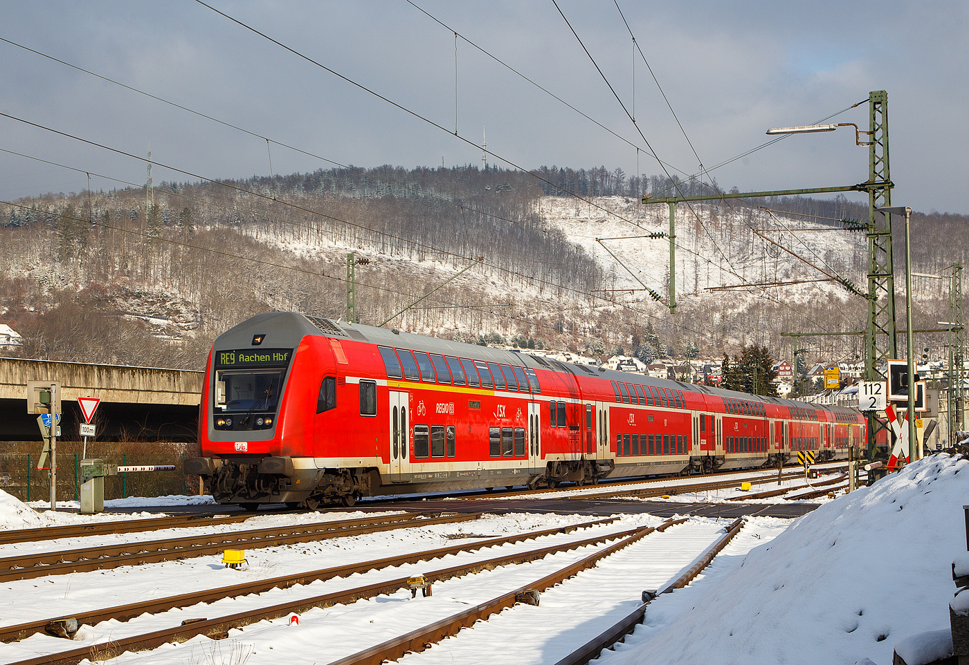 Steuerwagen voraus rauscht der RE 9 rsx - Rhein-Sieg-Express (Siegen – Köln – Aachen) am 21.01.2023 durch Niederschelden (Sieg) in Richtung Betzdorf.

Vorne der klimatisierte 1./2. Klasse Doppelstock-Steuerwagen (DoSto-Steuerwagen) ist der D-DB 50 80 86-81 118-1 der Gattung DABpbzfa 767.3, vom rsx - „Rhein-Sieg-Express“ der DB Regio NRW der DB Regio NRW. Dieser wurde 2010 von Bombardier im Werk Görlitz gebaut für den „Rhein-Sieg-Express“ der DB Regio NRW. Von der Bauart 767.3 gibt es auch nur 2 Stück diesen und den 119-9 beide sind beim Rhein-Sieg-Express (RE 9) im Einsatz. 

TECHNISCHE DATEN:
Hersteller: Bombardier Werk Görlitz, ex Deutsche Waggonbau AG (DWA)
Spurweite: 1.435 mm
Länge über Puffer: 27.270 mm
Wagenkastenlänge: 26.660 mm
Wagenkastenbreite: 2.784 mm
Höhe über Schienenoberkante: 4.631 mm
Drehzapfenabstand: 20.000 mm
Achsstand im Drehgestell: 2.500 mm
Drehgestellbauart: Görlitz VIII
Leergewicht: 53 t
Höchstgeschwindigkeit: 160 km/h
Bremsbauart: KE-PR-A-Mg-mZ (D)
Sitzplätze: 38 (1.Klasse) / 41 (2. Klasse) 
Toiletten: 1, behindertengerecht, geschlossenes System
Bemerkungen: 2 Mehrzweckabteil, 1 Dienstraum, uneingeschränkt dieselloktauglich

Schublok war die 111 168-1 (91 80 6111 168-1 D-DB) der DB Regio NRW.