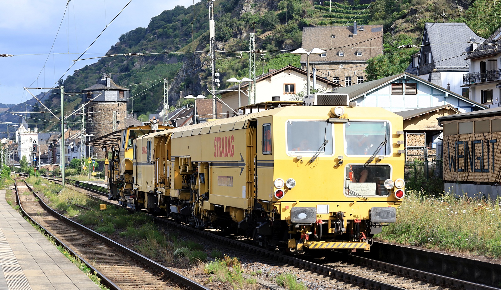 STRABAG 99 80 9124 004-9 Gleisstopfer mit SSP 110 SSW Durchfahrt Kaub 08.08.2024