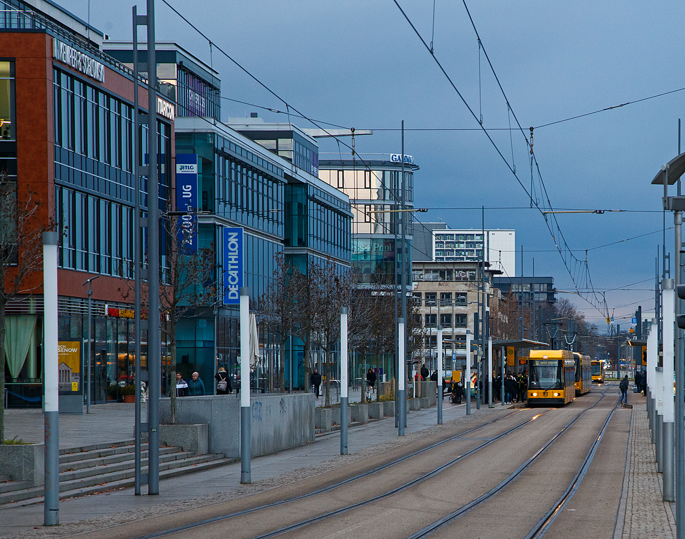 Straßenbahn Dresden der DVB - Dresdner Verkehrsbetriebe AG, blick auf die Haltestelle Hauptbahnhof Dresden (Wiener Platz) am 08.12.2022.