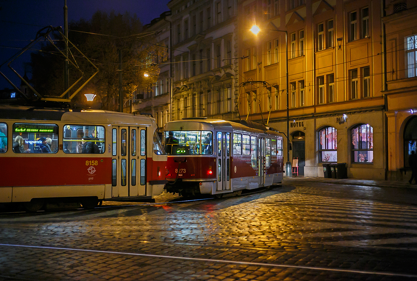 Straenbahn Prag, der Triebwagen DPP 8273 (ein ČKD Tatra T3R.PLF), gekuppelt mit dem Triebwagen pid 8158 (ein ČKD Tatra T3R.PV) am 22.11.2022, als Linie 26, auf der Senovn nměst Prag.

Der vordere TW 8273 ist ein ex T3SUCS (TW 7052) und wurde1983 von ČKD Tatra in Prag unter Fabriknummer 173 136 gebaut, im Jahr 2009 erfolgte der Umbau zum T3R.PLF (8273). Nach dem Umbau durch KOS (mechanischer Teil) und Cegelec (elektrische Ausrstung) zum T3R.PLF hat dieser Triebwagen in der Mitte nun einen Niederflurbereich. Der hintere TW 8158 ist ein ex T3 (TW 6734) und wurde1970 von ČKD Tatra in Prag unter Fabriknummer 158 873 gebaut, im Jahr 2004 erfolgte der Umbau zum T3R.PV (8158).

Das Straenbahnnetz der tschechischen Hauptstadt Prag (tschechisch Praha) wird von der Verkehrsgesellschaft der Hauptstadt Prag (DPP - Dopravn podnik hlavnho města Prahy a.s.) betrieben, die auch die Metro Prag, das Oberleitungs- und Dieselbusnetz, sowie eine Standseilbahn in der Stadt unterhlt. Mit 142 km Streckenlnge und 991 Fahrzeugen, die auf 24 Tages- und neun Nachtlinien mit einer Gesamtlinienlnge von 540 km unterwegs sind, ist es das umfangreichste der Tschechischen Republik. Sie sind eingegliedert in den Verkehrsverbund PID (Prask integrovan doprava). 

Ein 24-Stunden-Ticket gibt es fr 120 Kč (Tschechische Krone - CZK), das sind z.Z. ca. 4,90 Euro und ist gltig fr alle o.g. Transportmittel.

Die Spurweite der Prager Straenbahn betrgt 1.435 mm (Normalspur) und das Stromsystem ist in 600 V = mit Oberleitungen ausgefhrt.
