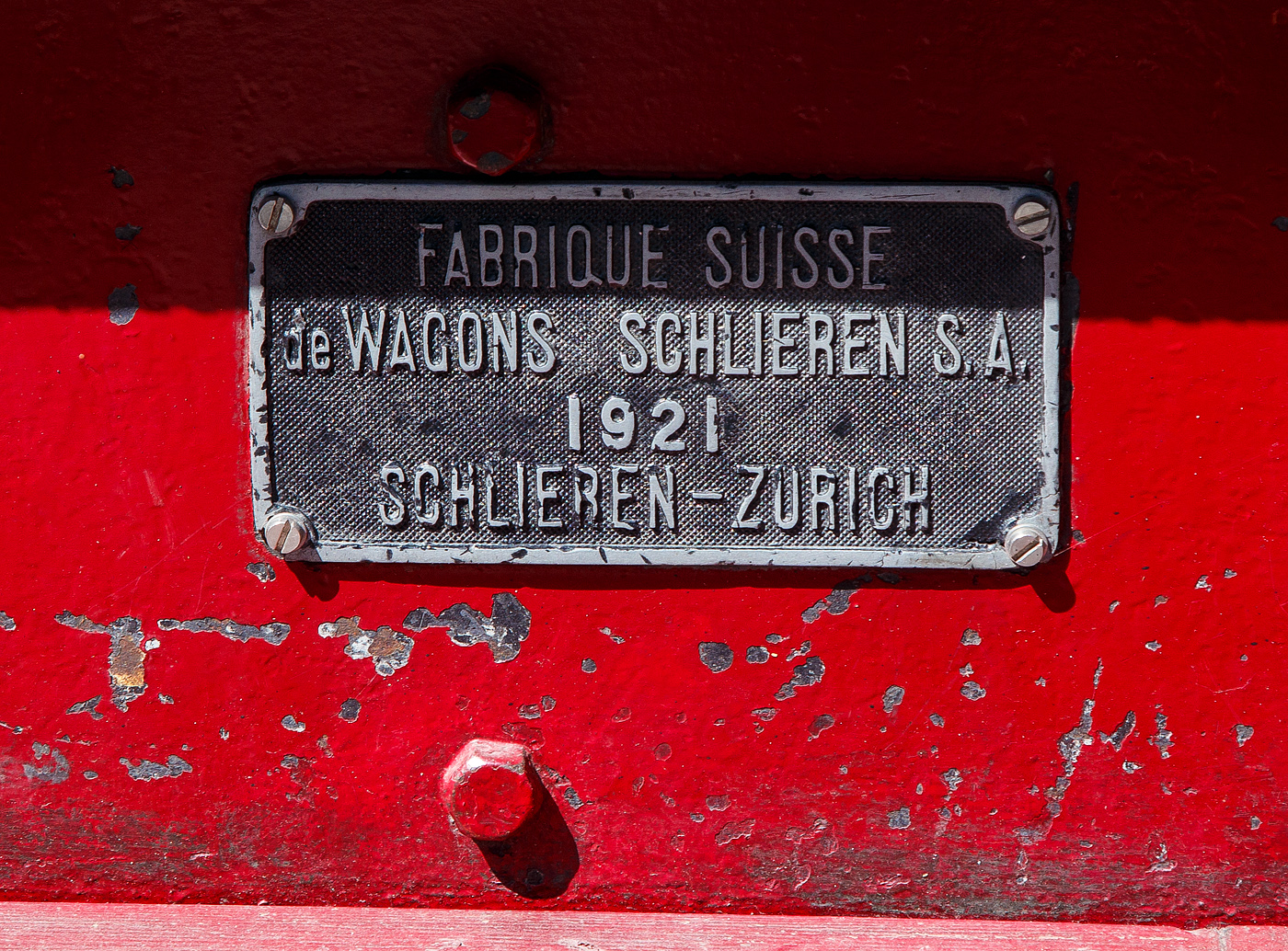 SWS Fabrikschild (französisch, in Deutsch Schweizerischen Waggonfabrik Schlieren) von dem ehemaligen Martigny-Châtelard-Bahn (MC) Triebwagen ABDeh 4/4 32  le tracteur  ( der Traktor ) vom Verein Train Nostalgique du Trient, ex MC BCFe 4/4, ex SBB CFeh 4/4 N°32 Baujahr 1921, am 26. Mai 2023 im Bahnhof Martigny. 