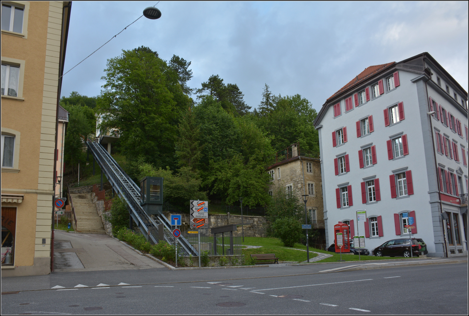Technische Lösung für den Weg zum hochgelegenen Endbahnhof der Brenets-Bahn und SBB-Bahnhof in Le Locle. Juli 2021.