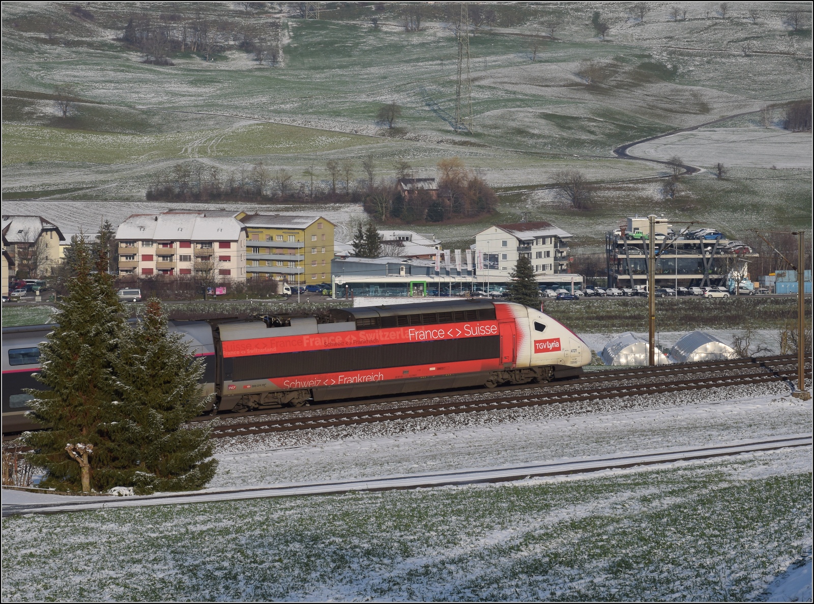 TGV-Lyria 4721 muss wegen Verspätung zur Strafe über den Bözberg. Das gibt zwar ein paar weitere Minuten obenauf, aber den Fahrgästen auch eine landschaftlich reizvollere Strecke. Frick, Dezember 2022.
