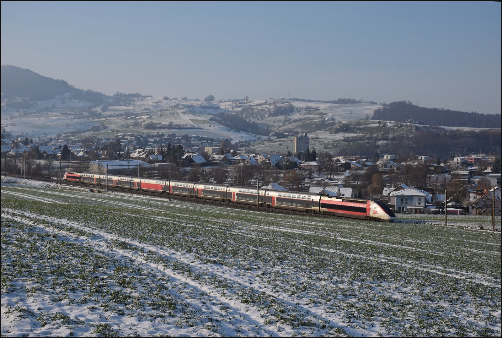 TGV-Lyria 4721 muss wegen Verspätung zur Strafe über den Bözberg. Das gibt zwar ein paar weitere Minuten obenauf, aber den Fahrgästen auch eine landschaftlich reizvollere Strecke. Frick, Dezember 2022.