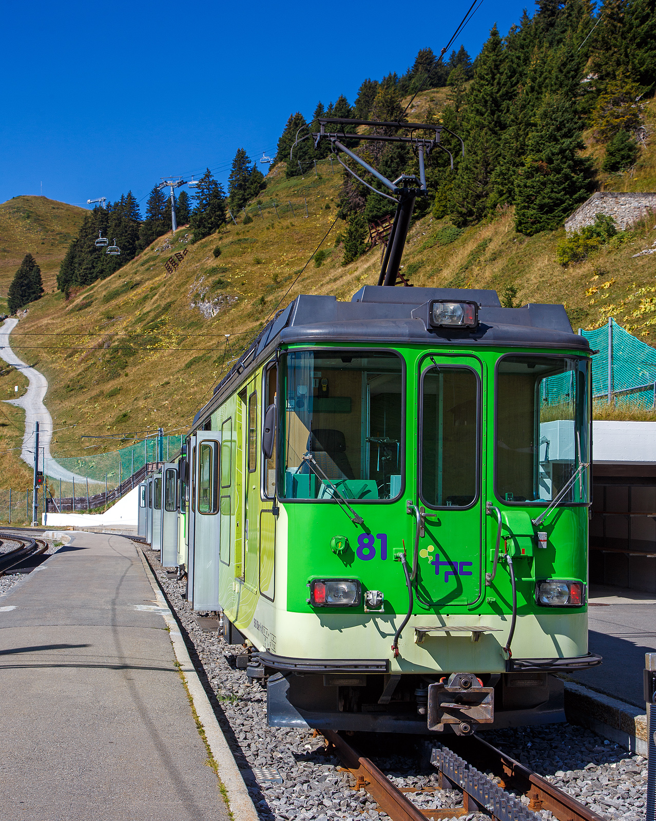 TPC 125 Jahre BVB! (Les TPC célèbrent les 125 ans du BVB!):
Der tpc BVB BDeh 4/4 – 81 „Gryon“, ein elektrischer Personentriebwagen mit Gepäckabteil für den gemischtem Adhäsions- und Zahnradbetrieb, der Bex–Villars–Bretaye-Bahn, steht am 10 September 2023 mit einem Pendelzug im Bergbahnhof Col-de-Bretaye (1.808 m ü. M.). Hinter dem Triebwagen sind die beiden Steuerwagen tpc BVB Bt 61(ex BVB B 53) und der Steuerwagen tpc BVB Bt 63.