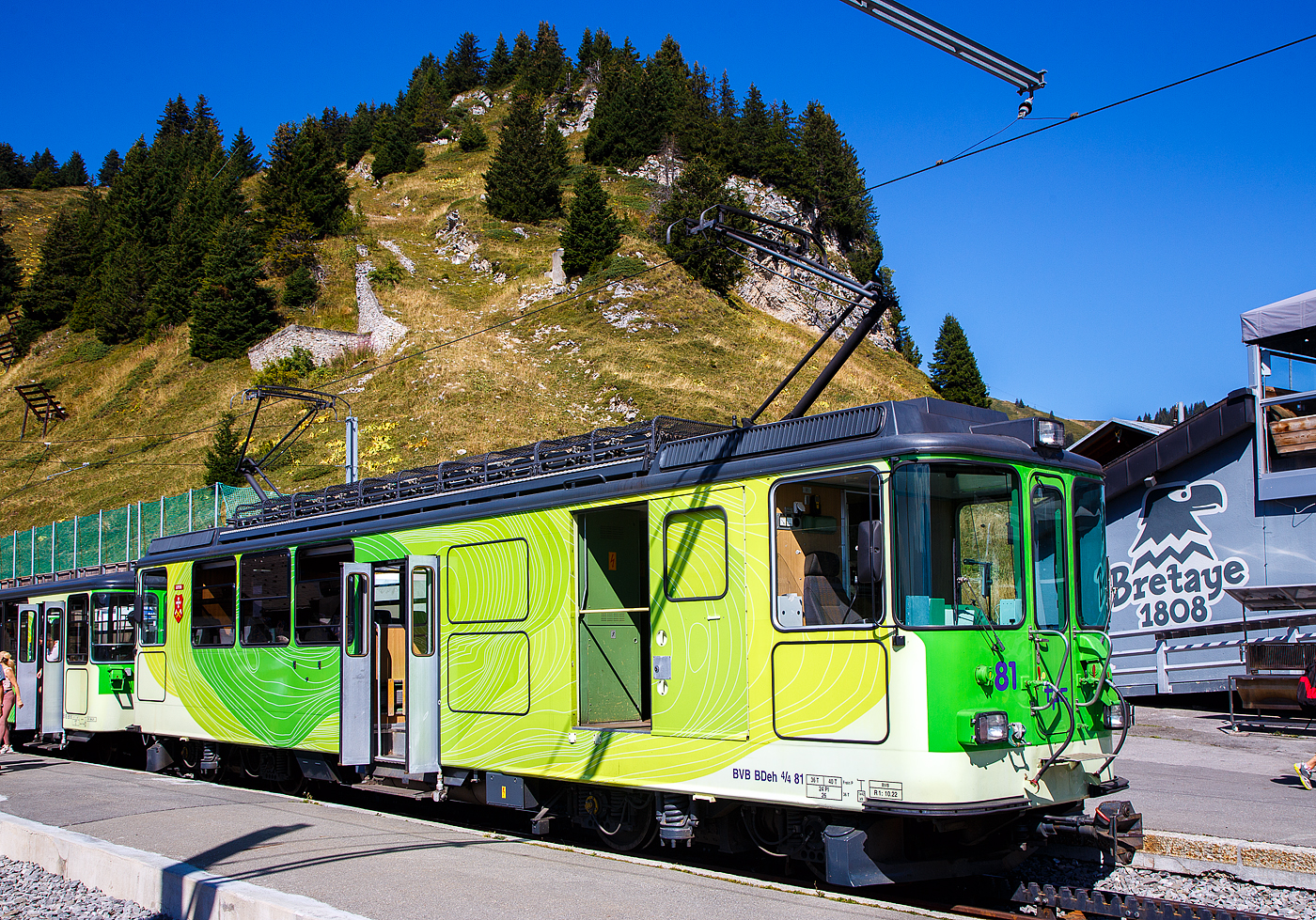 TPC 125 Jahre BVB! (Les TPC célèbrent les 125 ans du BVB!):
Der tpc BVB BDeh 4/4 – 81 „Gryon“, ein elektrischer Personentriebwagen mit Gepäckabteil für den gemischtem Adhäsions- und Zahnradbetrieb, der Bex–Villars–Bretaye-Bahn, am 10 September 2023 im Bergbahnhof Col-de-Bretaye (1.808 m ü. M.). Hinter dem Triebwagen sind die beiden Steuerwagen tpc BVB Bt 61(ex BVB B 53) und der Steuerwagen tpc BVB Bt 63.

Der Triebwagen wurde1976 von SWP (Schindler Waggon AG) in Pratteln gebaut, die SLM (Schweizerischen Lokomotiv- und Maschinenfabrik) in Winterthur lieferte die Drehgestelle mit der Zahnradtechnik und die Elektrik ist von SAAS (Société Anonyme des Ateliers de Sécheron in Genf, später ABB). Ein Jahr später (1977) folgte der BDeh 4/4 82 „Ollon“, 1987 folgte dann noch der BDeh 4/4 83 „Bex“ dieser wurde aber von ACMV/SLM/BBC gebaut.
 
TECHNISCHE DATEN: 
Spurweite: 1.000 mm (Meterspur)
Achsfolge: Bo'zz Bo'zz
Zahnstangensystem: Abt
Länge über Puffer: 15.400 mm
Eigengewicht: 35,6  t
Max. Ladegewicht: 
Maximale Neigung Adhäsion: 57 ‰
Maximale Neigung Zahnstange: 200 ‰
Höchstgeschwindigkeit (Adhäsion): 40 km/h
Höchstgeschwindigkeit (Zahnrad): 20 km/h Berg auf / 15 km/h (Talfahrt)
Leistung: 720 kW
Fahrleitungsspannung: 700 V = 
Sitzplätze: 24
Stehplätze: 26
Bremse: Frein P

Hier die Strecke der BVB führt hinauf zum Col-de-Bretaye auf 1.808 m ü. M. und ist so der höchste Bahnhof der tpc, mit einer maximalen Neigung von 200 ‰ ist die BVB aber nicht die steilste Strecke, das ist die AL- Aigle-Leysin-Bahn mit 230 ‰ Steigung.
