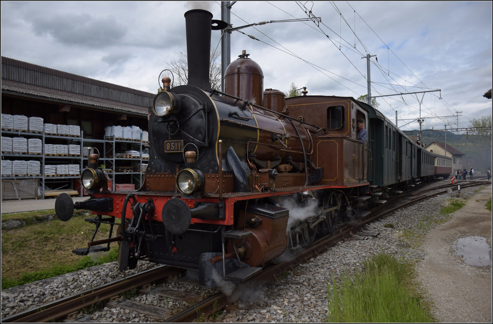 Train au fil de l'Areuse.

E 3/3 5811 in Môtiers. Angesichts des bevorstehenden Streckenumbaus darf bei diesen Bildern der Dampfzug die Nebensache sein. Mai 2024.