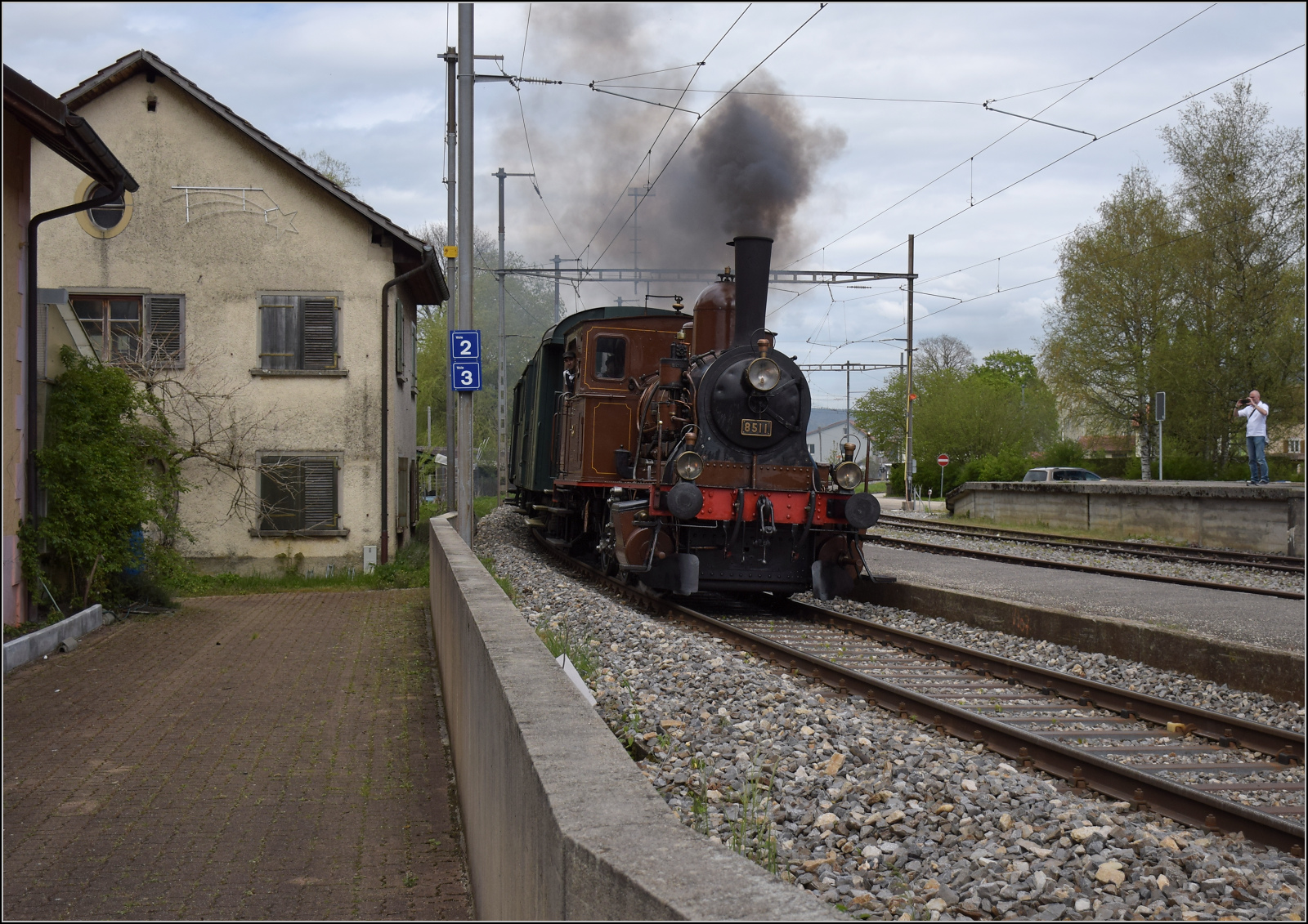 Train au fil de l'Areuse.

E 3/3 5811 in Môtiers. Angesichts des bevorstehenden Streckenumbaus darf bei diesen Bildern der Dampfzug die Nebensache sein. Mai 2024.
