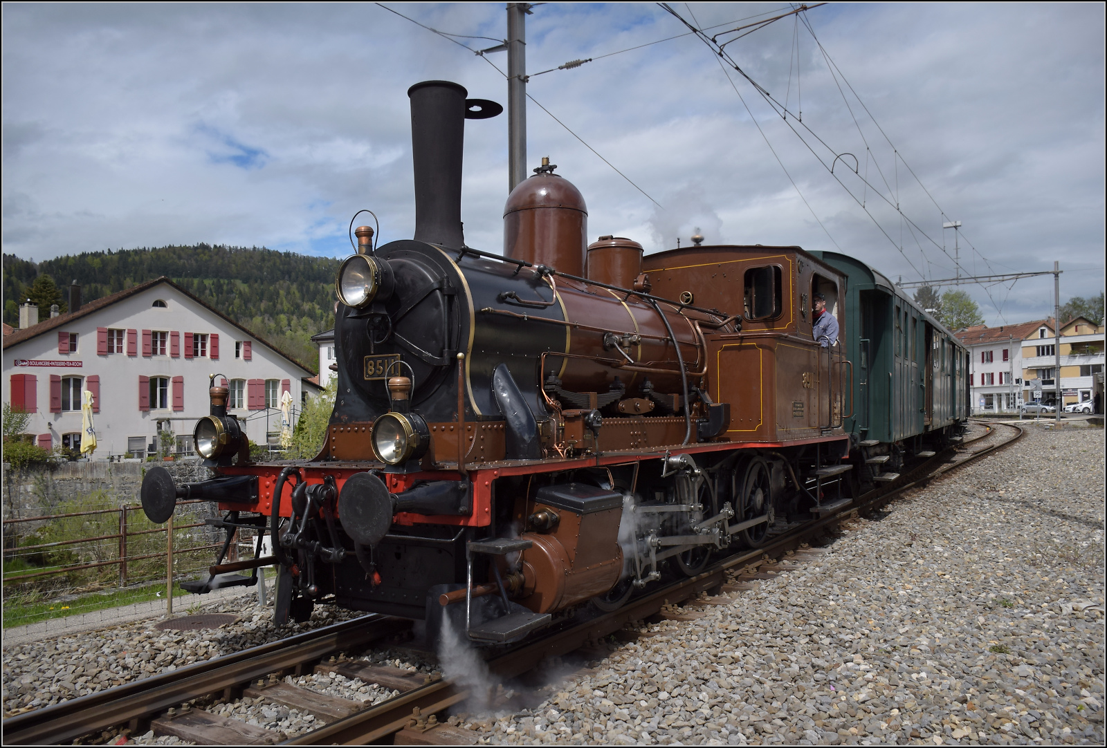Train au fil de l'Areuse.

E 3/3 5811 in Couvet. Angesichts des bevorstehenden Streckenumbaus darf bei diesen Bildern der Dampfzug die Nebensache sein. Mai 2024.