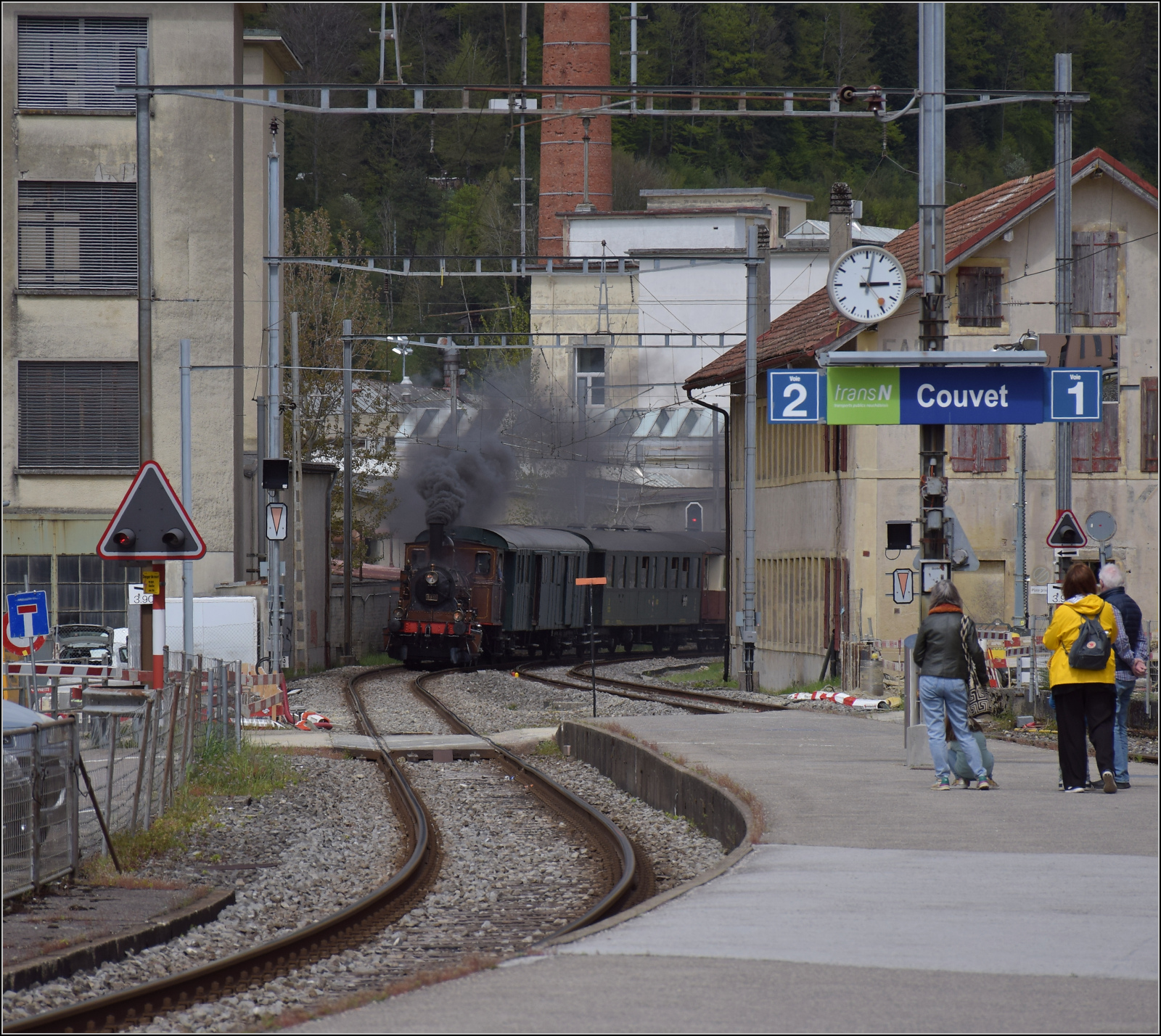 Train au fil de l'Areuse.

E 3/3 5811 fährt nach Couvet ein. Angesichts des bevorstehenden Streckenumbaus darf bei diesen Bildern der Dampfzug die Nebensache sein. Mai 2024.