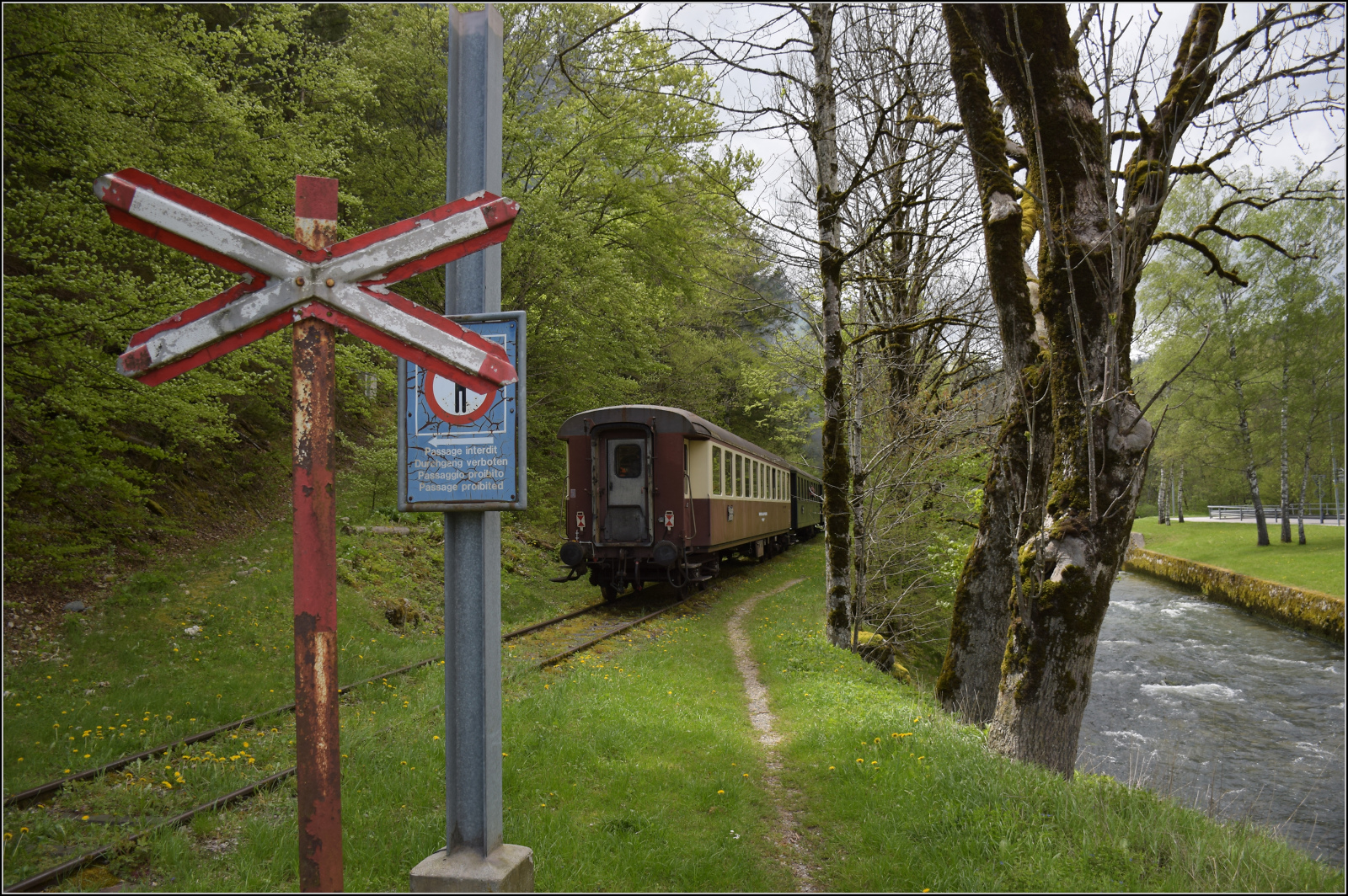 Train au fil de l'Areuse.

Und ein Nachschuss auf den Zug, gezogen von E 3/3 5811, auf dem kurzen stromlosen Abschnitt zwischen Fleurier und St-Sulpice, am Zugschlus ist B4ü 303. Mai 2024.