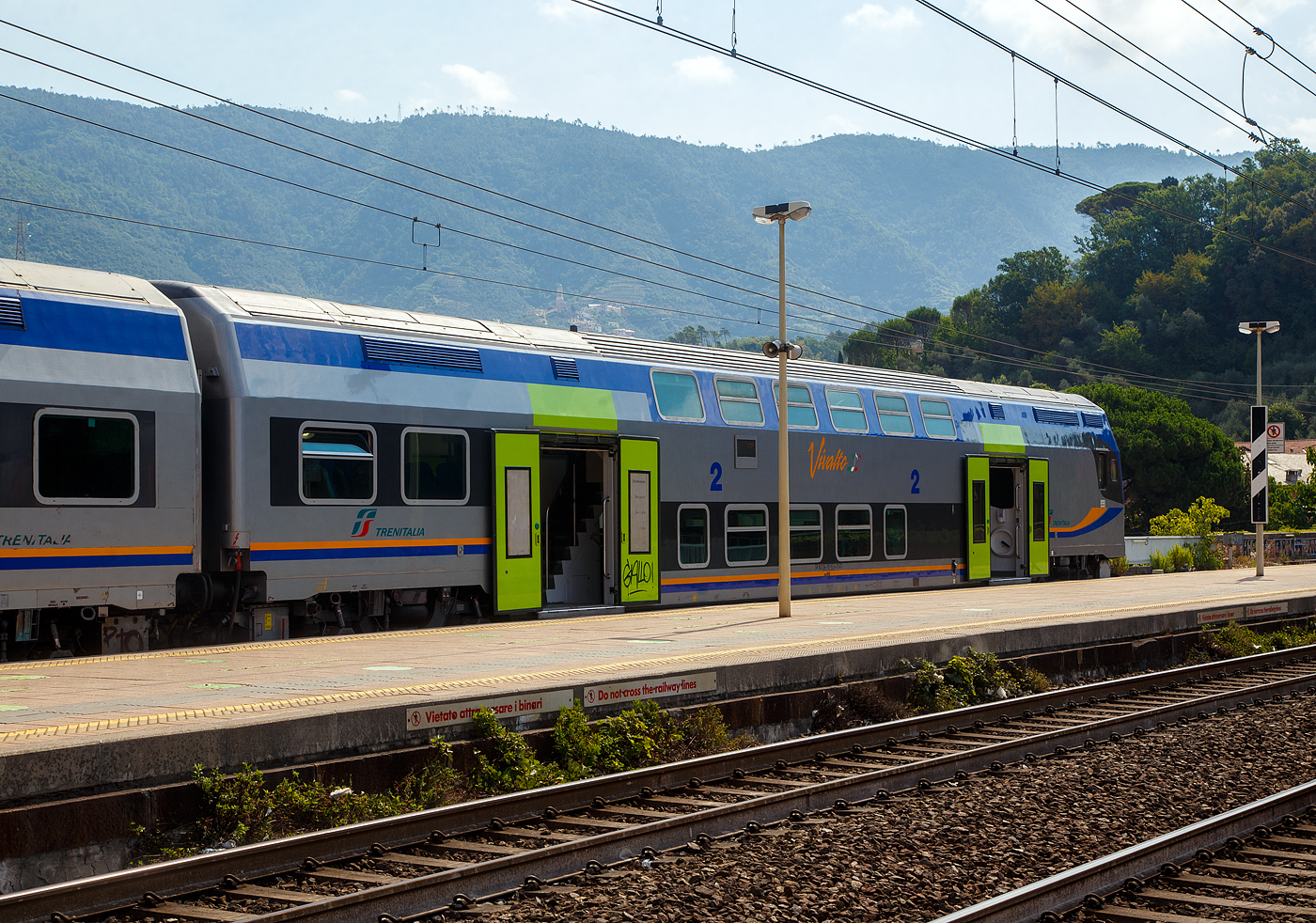 Trenitalia „Vivalto“- Doppelstock- Steuerwagen 50 83 26-78 957-7 I-TI der Gattung npBH, am 23.07.2022 im Bahnhof Levanto, als Cinque Terre Express nach La Spezia.

Nach der Einführung der neuen DPR-Lackierung bei den Elektrozügen ETR 425  Jazz , basierend auf grau mit blau/orangefarbenen Bändern und grünen Türen, wurde die gleiche Lackierung auch auf andere Fahrzeuge des Fuhrparkeres für Regionalzüge der Trenitalia ausgedehnt, einschließlich der modernen Doppelstockwagen  Vivalto .

Das „Vivalto“-Logo in der Mitte der Seitenteile blieb zunächst auch in der neuen Lackierung unverändert, allerdings mit einem Farbwechsel für die horizontale Linie, um besser mit dem neuen grafischen Design zu harmonieren.

TECHNISCHE DATEN: 
Spurweite: 1.435 mm
Länge über Puffer:  27.110 mm 
Drehzapfenabstand: 20.000 mm
Achsstand im Drehgestell:  2.500 mm
Breite: 2.725 mm
Höhe: 4 300 mm
Fußbodenhöhe:  380 mm (Unterdeck) / 2.325 mm (Oberdeck)
Sitzplätze:  92 
Eigengewicht: 53 t 
Höchstgeschwindigkeit:  160 km/h
Bremsbauart:  Freno 0-P-A (D)
