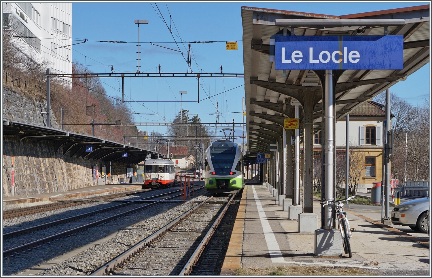 TRN / transN (ex cmn bzw. RVT) Züge in Le Locle: der BDe 4/4 N° 3 wartet auf die Abfahrt nach Les Brenets und der Flirt als R 20 nach Neuchâtel, wobei der RABe 523 076 der SBB gehört und langfristig an die TRN / transN vermietet wurde.

3. Feb. 2024