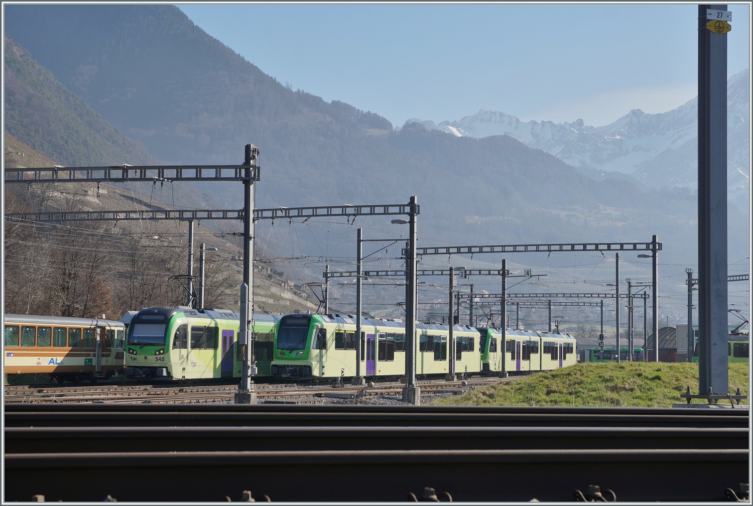 Über die SBB Gleise ein Blick ins TPC Dépôt En Châlet bei Aigle mit den neuen ABe 4/8 und dem Beh 2/6 als Vergleich. Auffallend die  vereinfachte  TPC Lackierung der neuen Züge.

4. Februar 2024