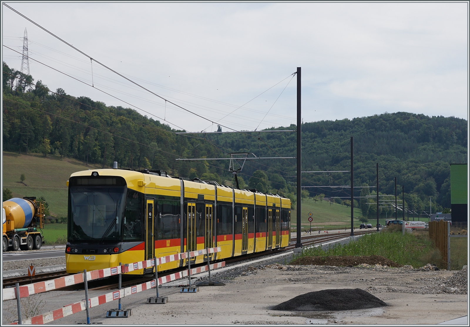 Umgespurt, ab morgen (11.12.22) verkehren wieder Züge im Waldenburgertal; die Strekce ist umgespurt und die neuen gelben Züge sind bereit, dass zumindest ein provisorischer Betrieb angeboten werden kann. Das Bild zeigt einen Testzug bei Bubendorf. 

30 Aug. 2022