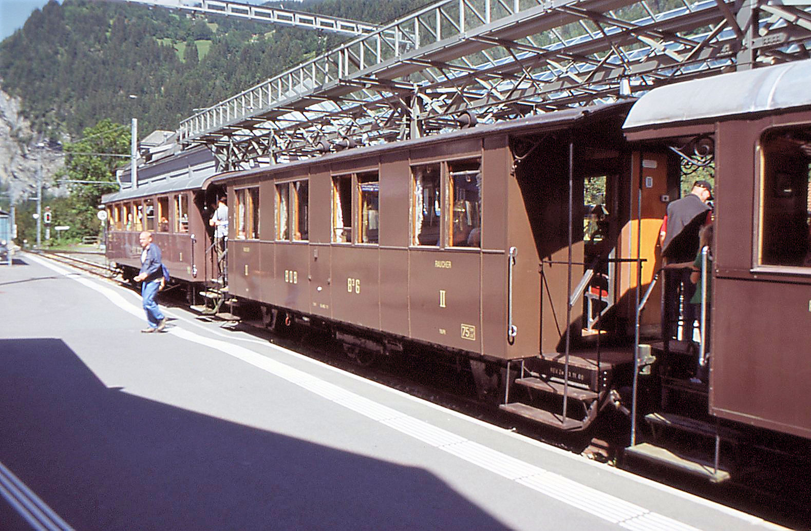 Und hier noch ein Bild des historischen Wagens B3 6 von 1901, als er noch im historischen Zug der BOB eingereiht war. Sein dreiachsiges Untergestellt erhielt er vom abgebrochenen Gepäckwagen F3 50. Lauterbrunnen, 1.September 2007   