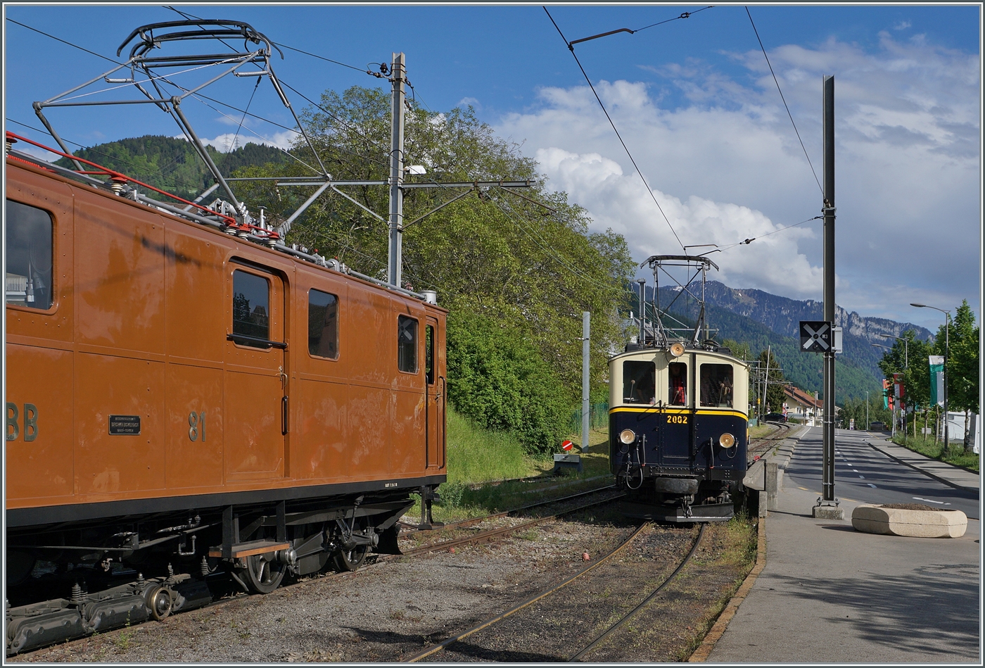 Und schon kommt der Gegenzug angefahren: die MOB DZe 6/6 2002 der Blonay-Chamby Bahn erreicht mit ihrem Personenzug den Bahnhof von Blonay.

19. Mai 2024