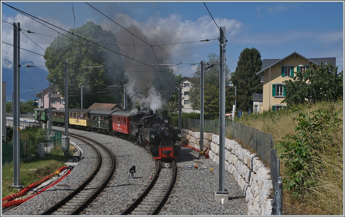 Und weiter geht die Fahrt: die beiden Blonay-Chamby Dampflok G 2x 2/2 105 und HG 3/4 N° 3 verlassen mit ihrem Extrazug Vevey - Chaulin den Bahnhof von St-Légier Gare.

6. Juni 2022