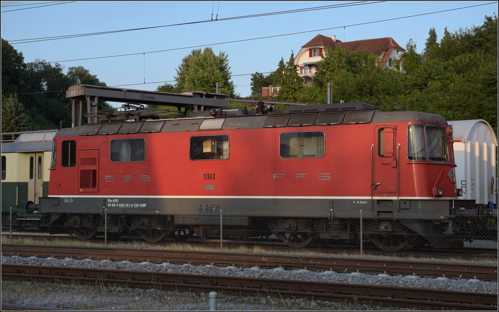 Unlängst noch im Einsatz vor den Gäubahn IC 4 bis nach Singen, die ehemalige Swissexpresslok Re 4/4 II 11141 ist nicht über Los gegangen, sondern direkt zur DSF. Koblenz, Juli 2023.