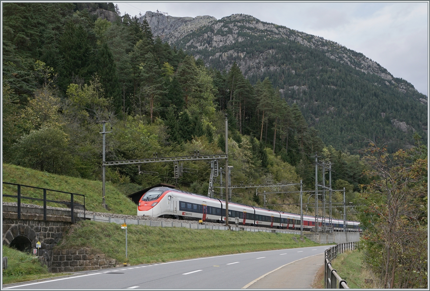 Unterwegs von der Fototelle in der Wattinger Kurve zum Bahnhof von Wassen, war ich einen Augenblick zu spät, um den nach Norden fahrenden SBB RABe 501  Giruno  zu fotografieren. Obwohl die Umleitung der Züge via  Panorama -Strecke weit länger andauert als erst gedacht und somit Bilder dieser Art noch bis gegen Sept. 2024 (!!!) möglich sind, erlaube ich mir doch dieses Bild zu zeigen.

19. Oktober 2023