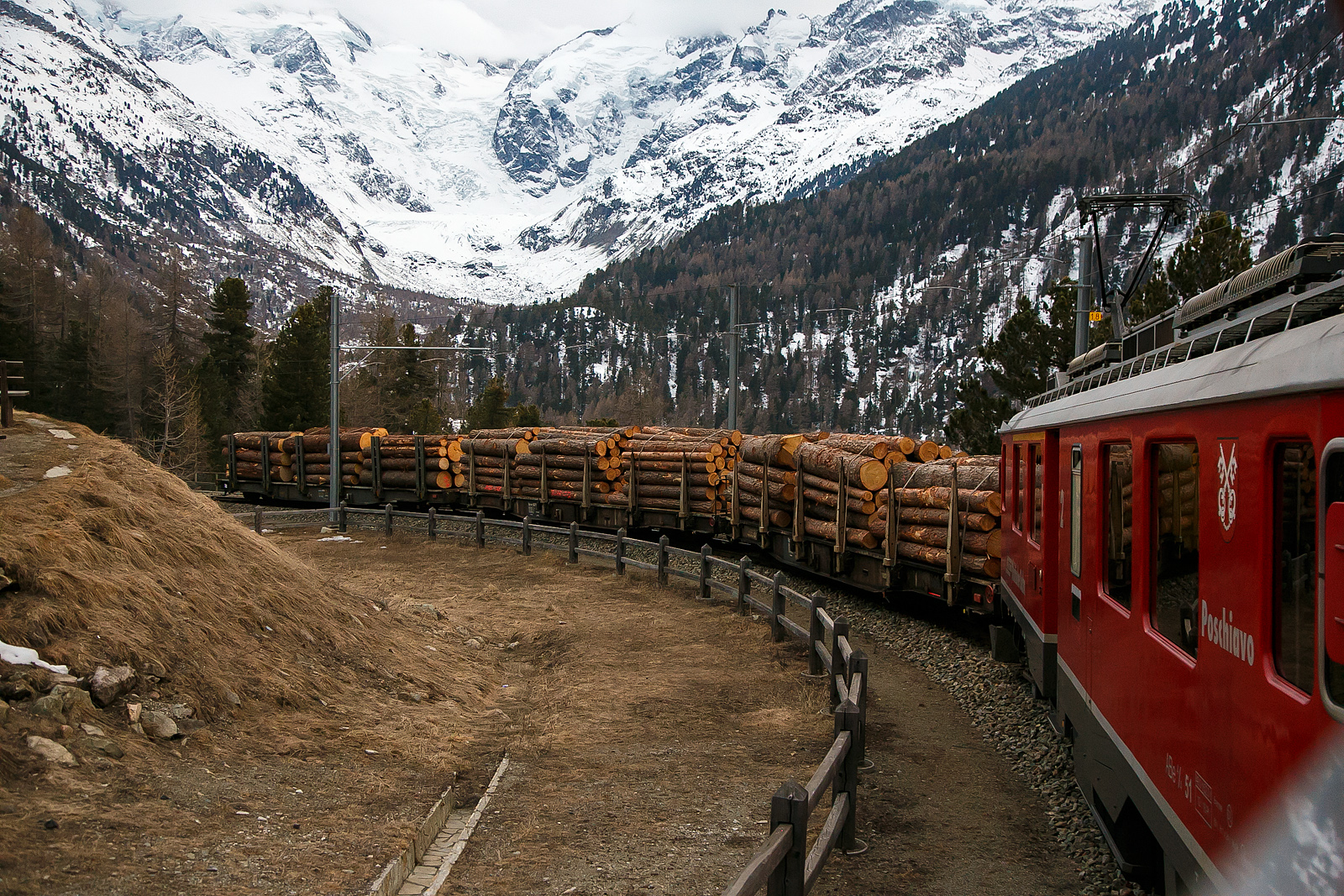 Unterwegs mit den beiden RhB ABe 4/4 III Triebwagen 54  Hakone  und  51  Poschiavo  am 21.03.2023 als PmG (Personenzug mit Gterbefrderung) von Pontresina nach Poschiavo, hier geht es in der Montebello-Kurve hinauf. 