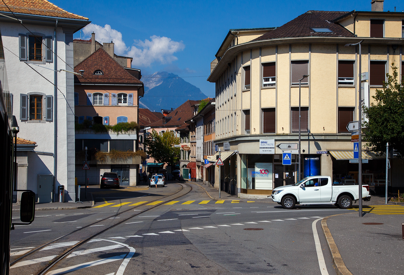 Unterwegs mit dem elektrischen Personentriebwagen mit Gepäckabteil für den gemischten Zahnrad- und Adhäsionsbetrieb tpc AL BDeh 4/4 313 „La Berneuse“ den beiden AL Steuerwagen AL Bt 362 und AL Bt 363 am 08 September 2023 von Leysin hinab. Nun fahren wir als Straßenbahn durch Aigle.