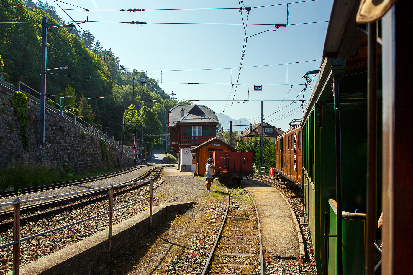 Unterwegs mit der ehemalige Berninabahn BB Ge 4/4 81 der Museumsbahn Blonay–Chamby, ex RhB Ge 4/4 181, ex BB Ge 4/4 81, ex BB Ge 6/6 81, am 27. 05.2023 von Blonay kommend erreichen wir nun den Bahnhof Chamby.