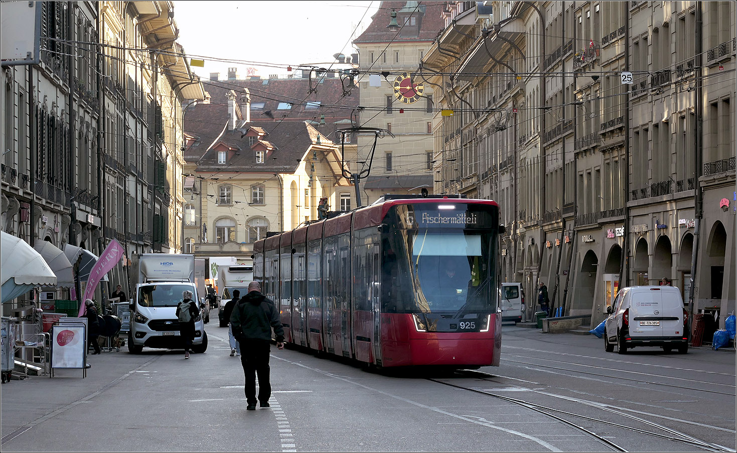 Unterwegs mit Peter in Bern - 

Tramlink 925 auf der Linie 6 in der Spitalgasse kurz vor der Haltestelle Bern Bahnhof. Im Hintergrund der Käfigturm.

07.03.2025 