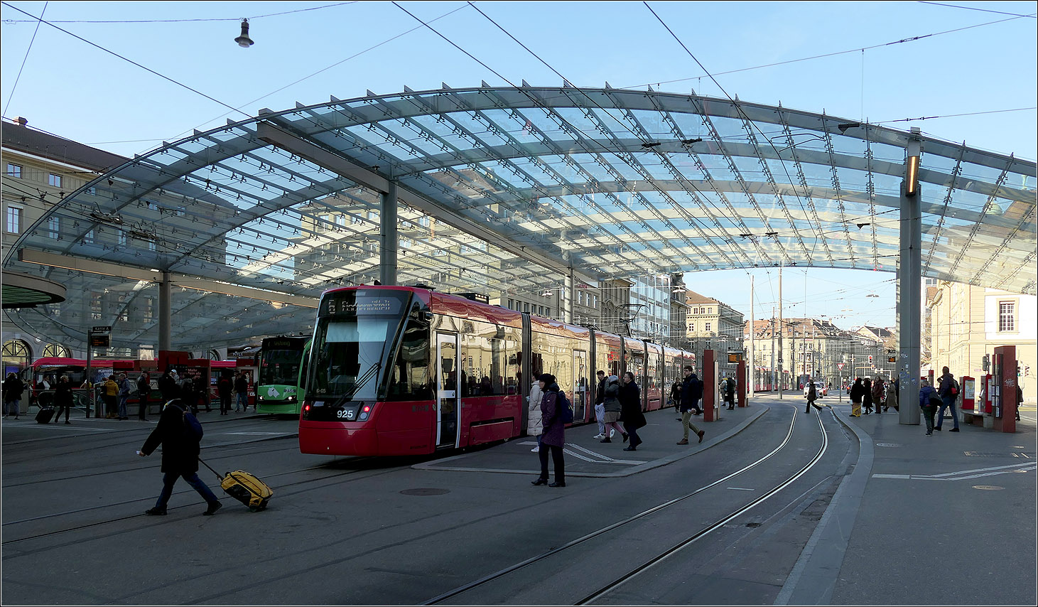 Unterwegs mit Peter in Bern - 

Die schwierigen Lichtverhältnisse an diesem Freitagmorgen haben mich nicht abgehalten die Straßenbahnhaltestelle Bern Bahnhof festzuhalten. Aber gerade das Licht macht die Situatiion mit dem großen Glasdach sehr interessant.

07.03.2025