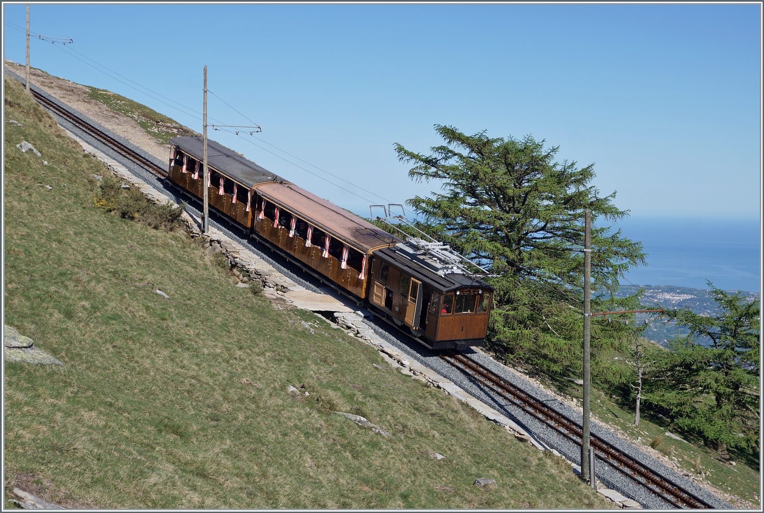 Unverkennbar die Ähnlichkeit der Chemin de Fer de la Rhune He 2/2 mit der BVB He 2/2 N° der B-C; kaum überraschend, stammen doch beide Lok von der SLM. Was heute die  Flirts  im Nahverkehr, waren wohl früher die He 2/2 der Bergbahnen... Kurz vor der Gipfelstation La Rhune ist ein Zug schon fast am Ziel der Fahrt.

12. April 2024