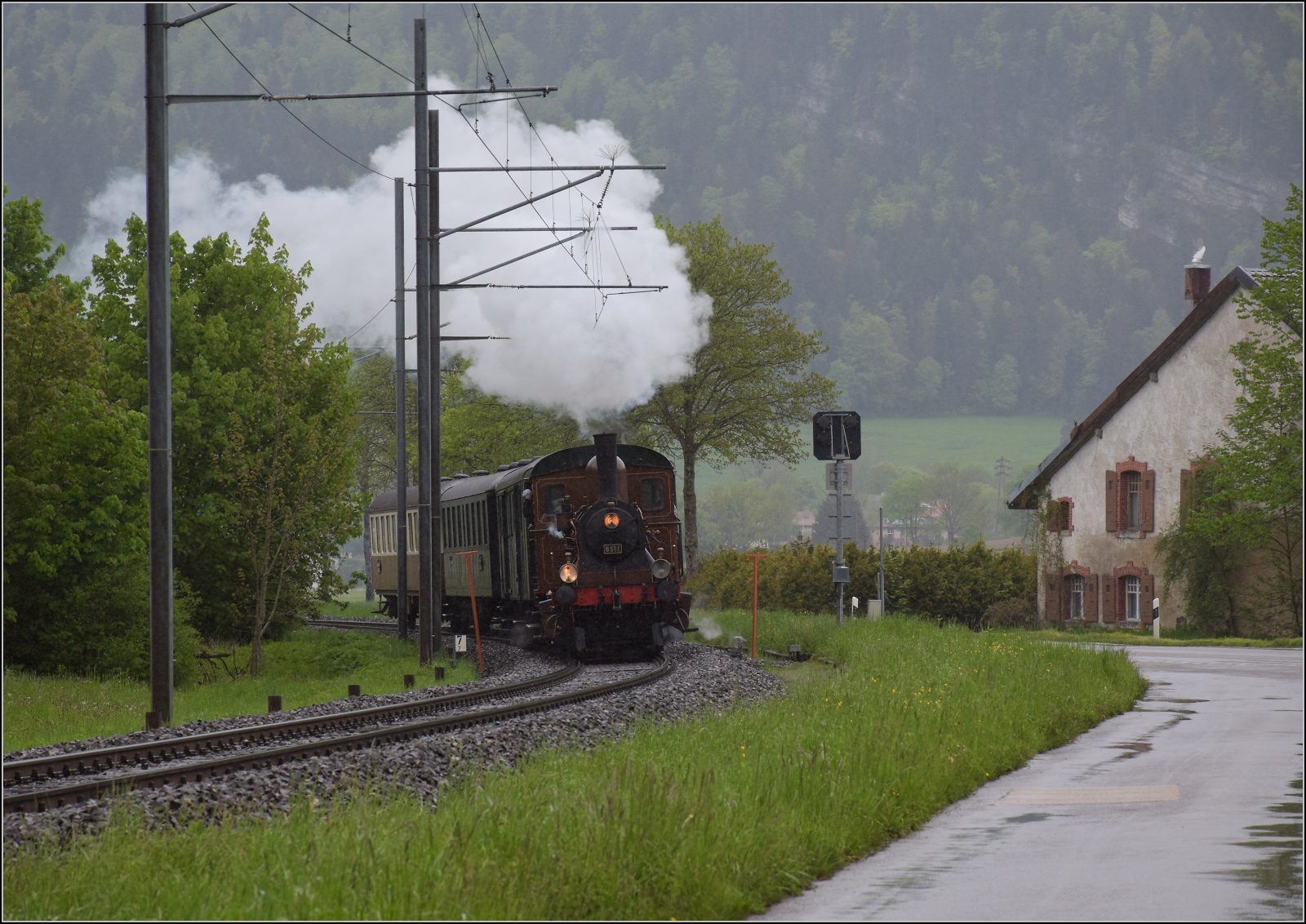 Vapeur Val-de-Travers: Train  Au fil de l'Areuse .

E 3/3 8511 in Fleurier. Mai 2023.