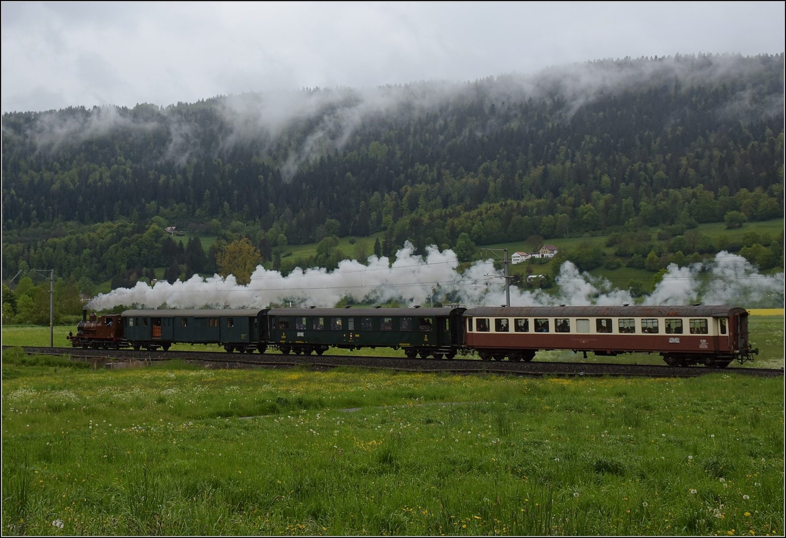 Vapeur Val-de-Travers: Train  Au fil de l'Areuse .

E 3/3 8511 bei Môtiers. Mai 2023.