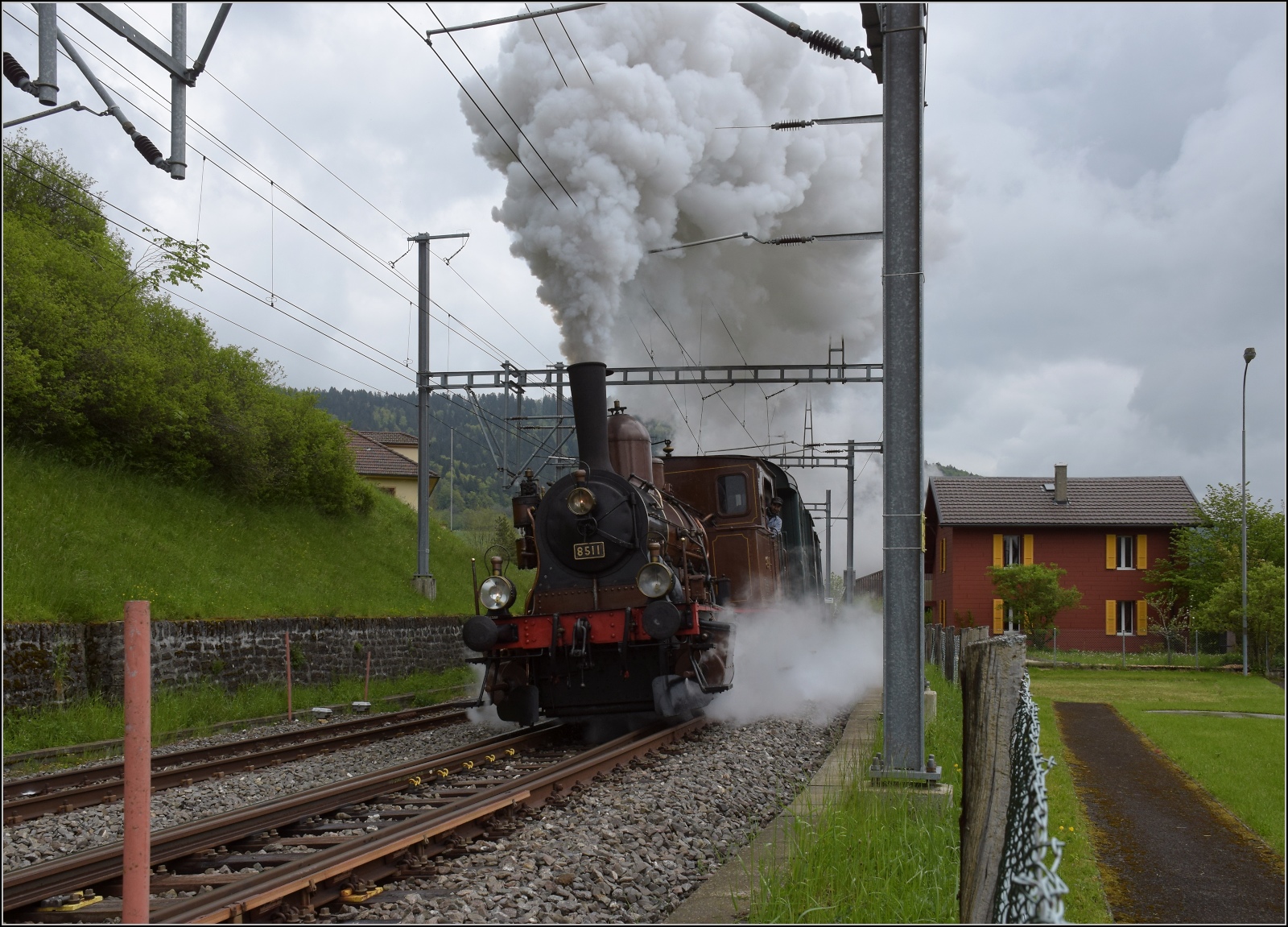 Vapeur Val-de-Travers: Train  Au fil de l'Areuse .

Ausfahrt von E 3/3 8511 aus Travers. Mai 2023.
