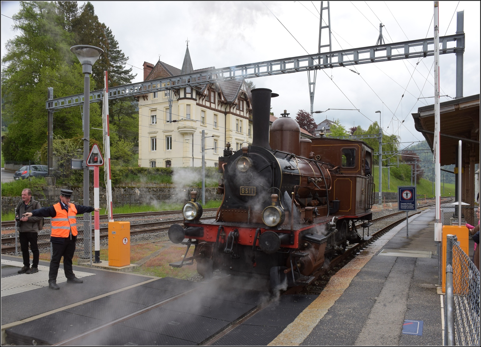 Vapeur Val-de-Travers: Train  Au fil de l'Areuse .

E 3/3 8511 umfährt in Travers ihren Zug. Mai 2023.