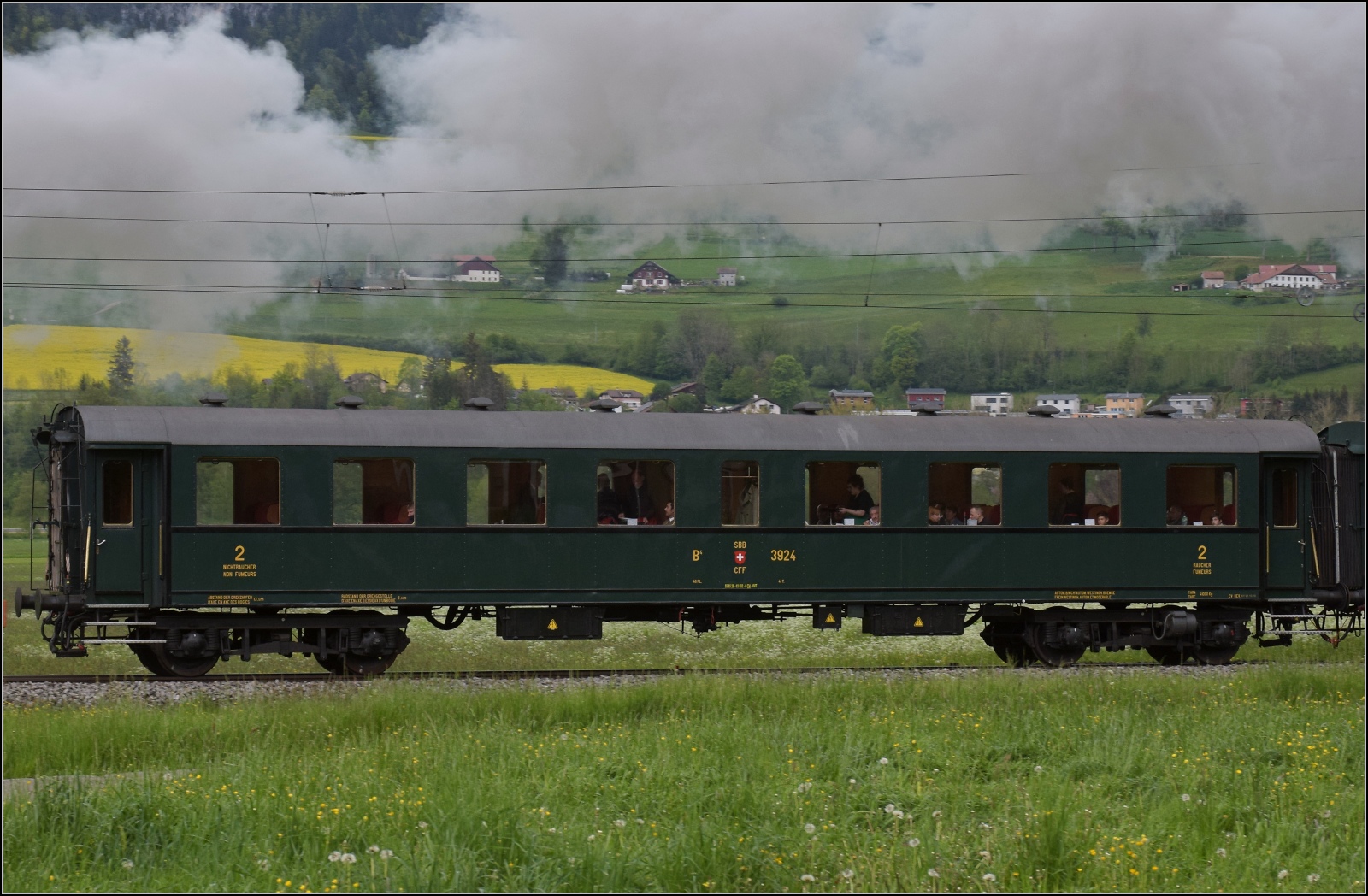 Vapeur Val-de-Travers: Train du Terroir.

B4ü 3924 bei Môtiers genauer betrachtet. Mai 2023. 