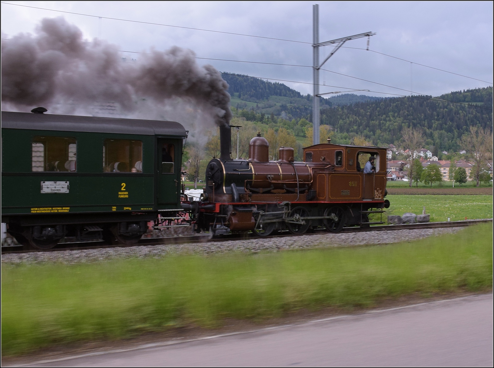 Vapeur Val-de-Travers: Train du Terroir.

E 3/3 8511 bei Couvet. Mai 2023.